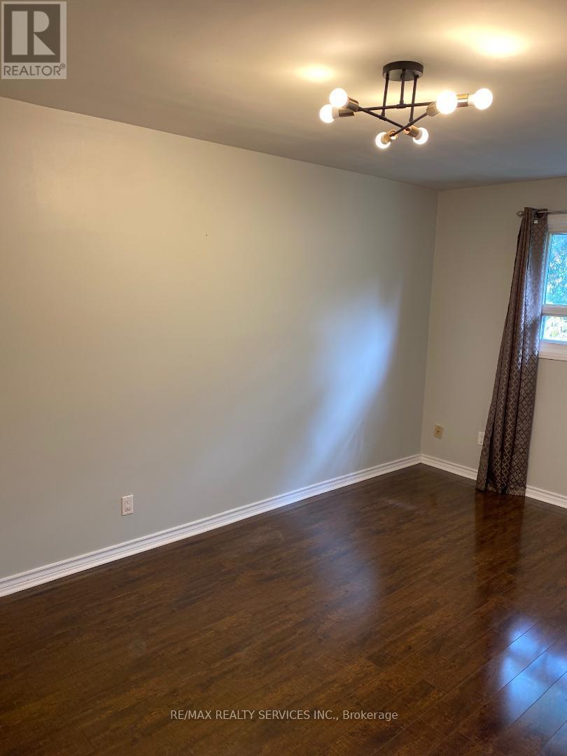 Photo 23 of 41 Manitou Crescent N, Brampton ON