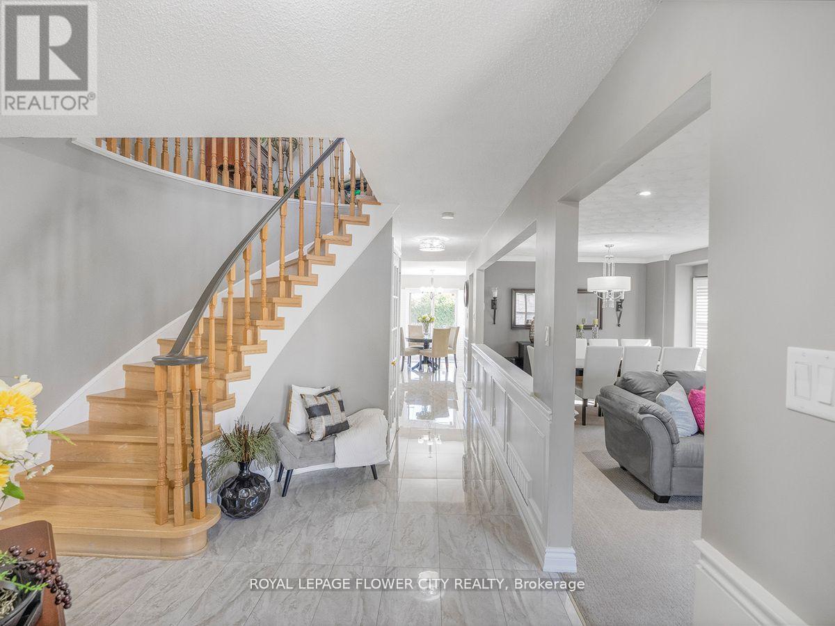 Photo 12 of 20 Driftwood Place, Hamilton ON