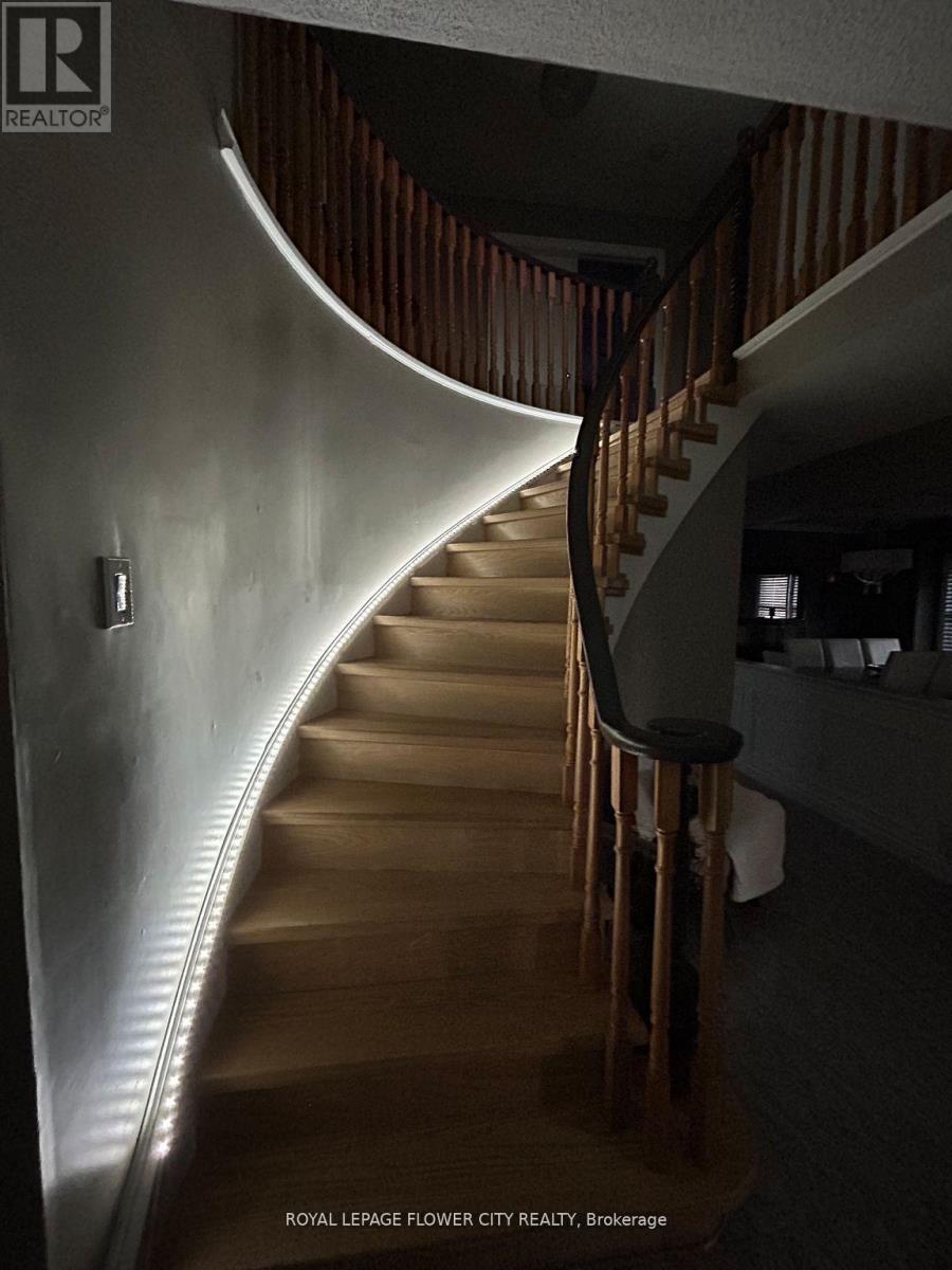 Photo 13 of 20 Driftwood Place, Hamilton ON