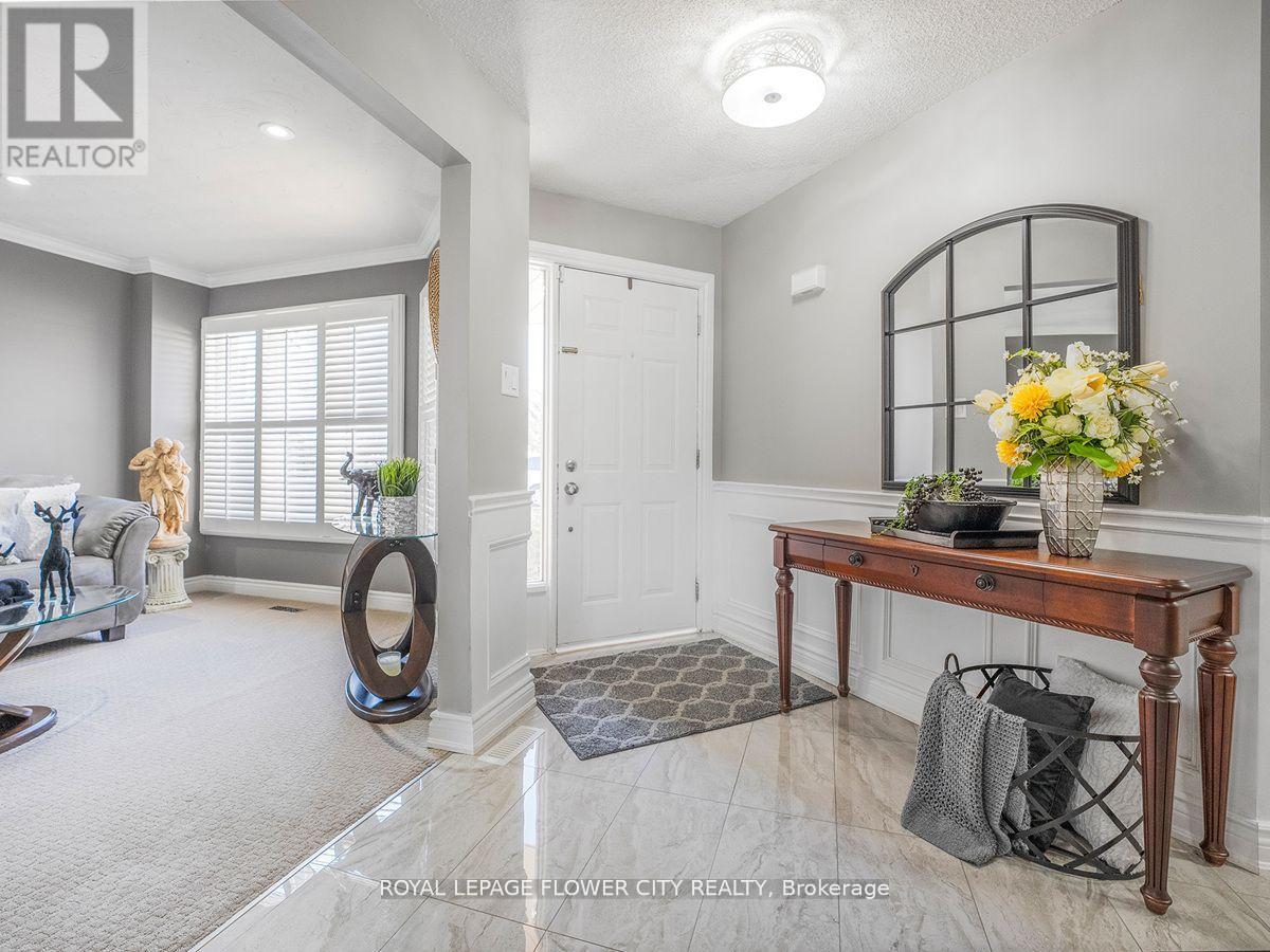 Photo 3 of 20 Driftwood Place, Hamilton ON