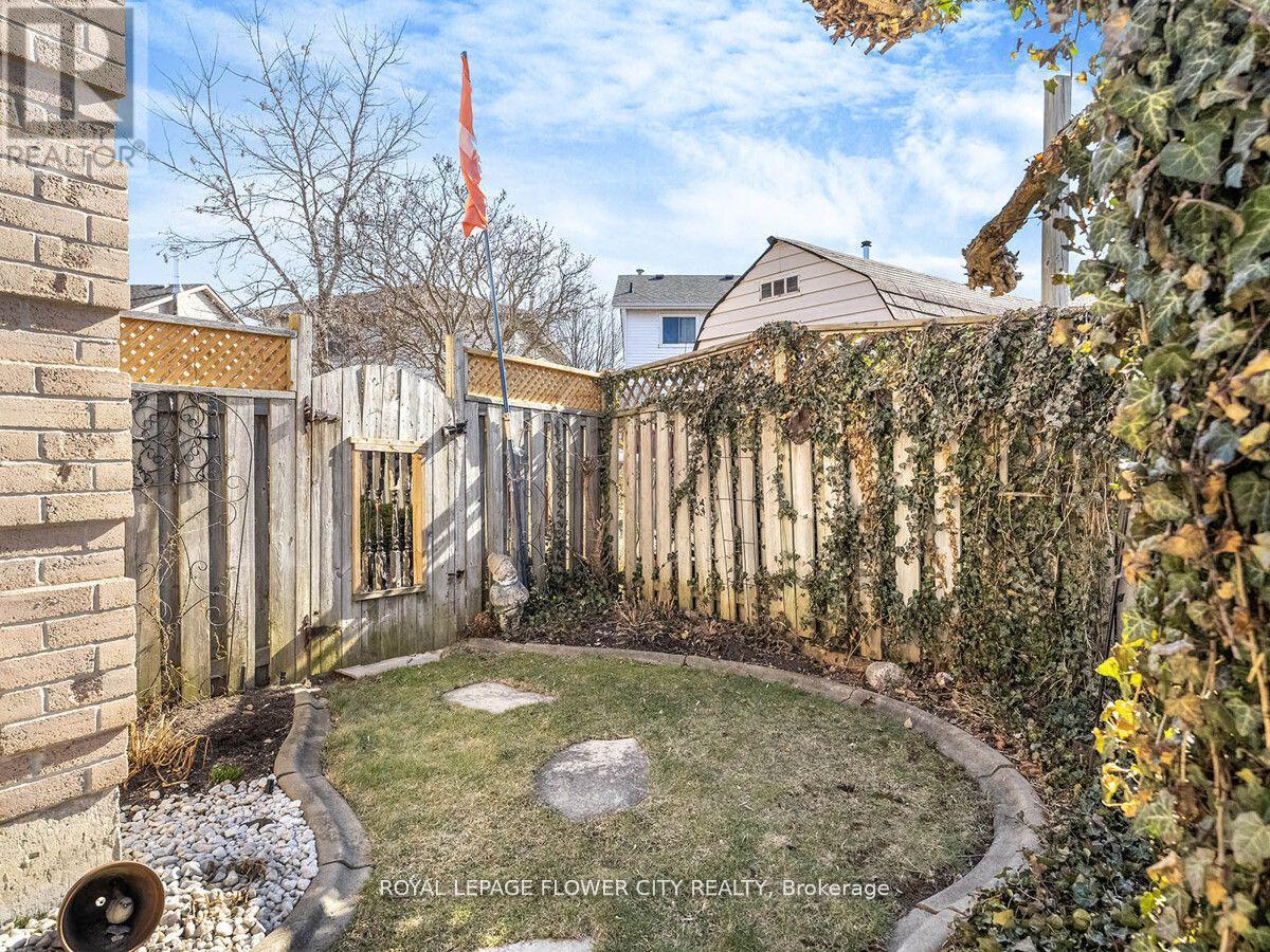 Photo 41 of 20 Driftwood Place, Hamilton ON