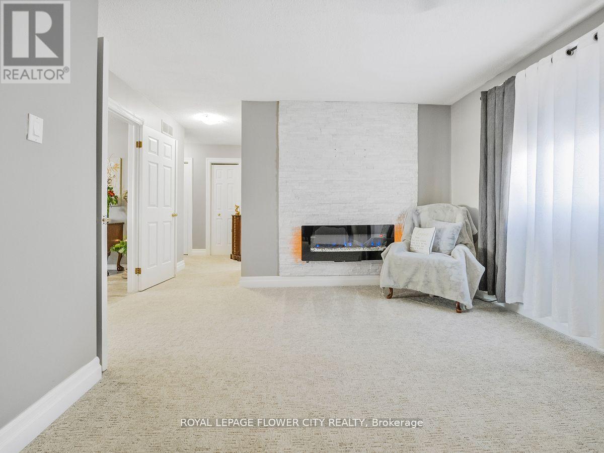 Photo 7 of 20 Driftwood Place, Hamilton ON