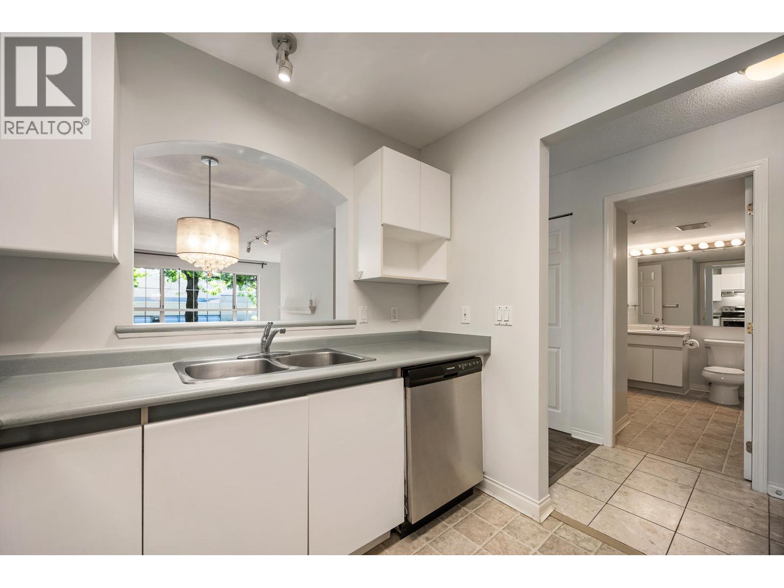 Photo 8 of 206 2990 Princess Crescent, Coquitlam BC