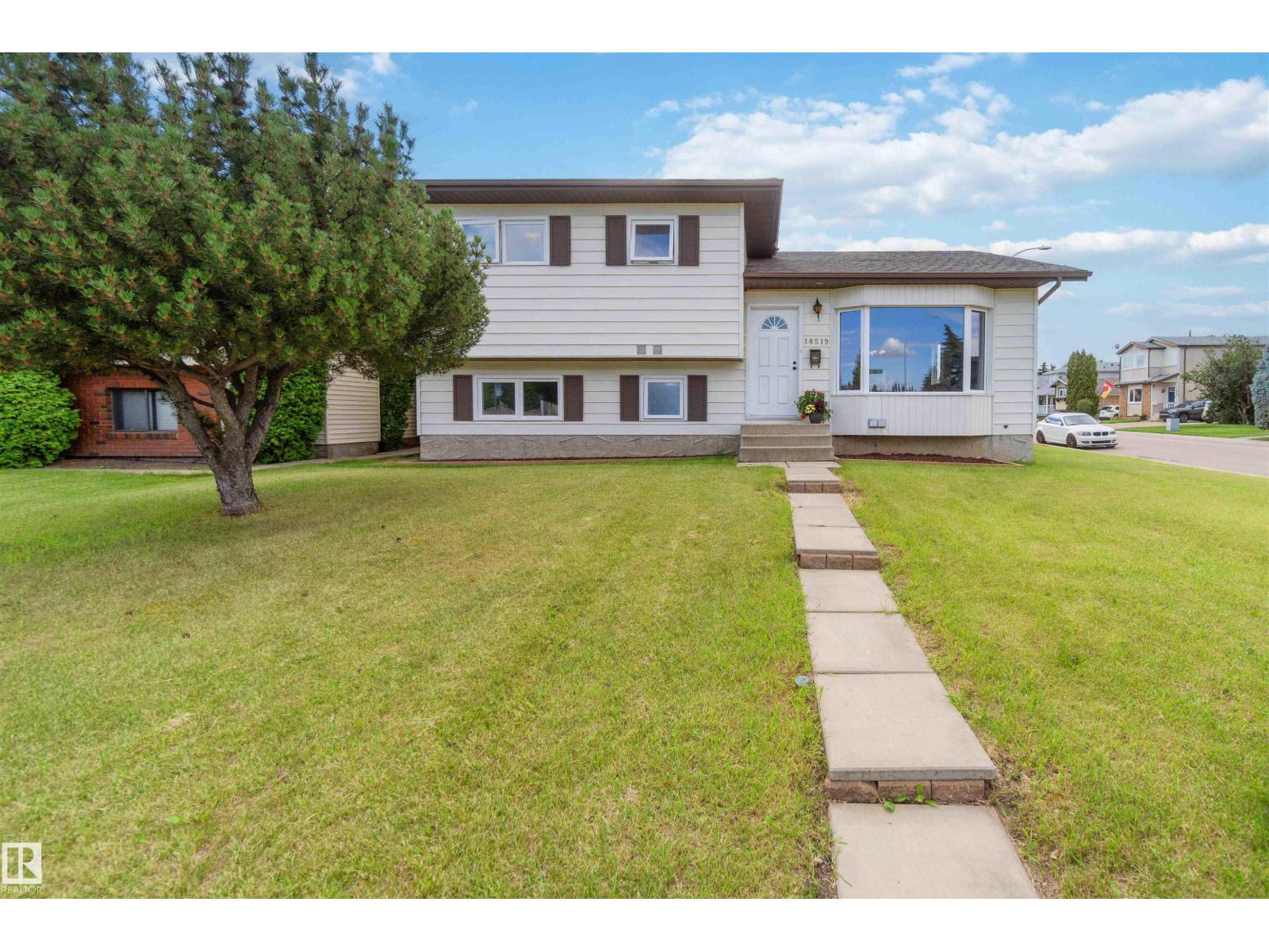 Photo 1 of 18519 57 Av Nw, Edmonton AB