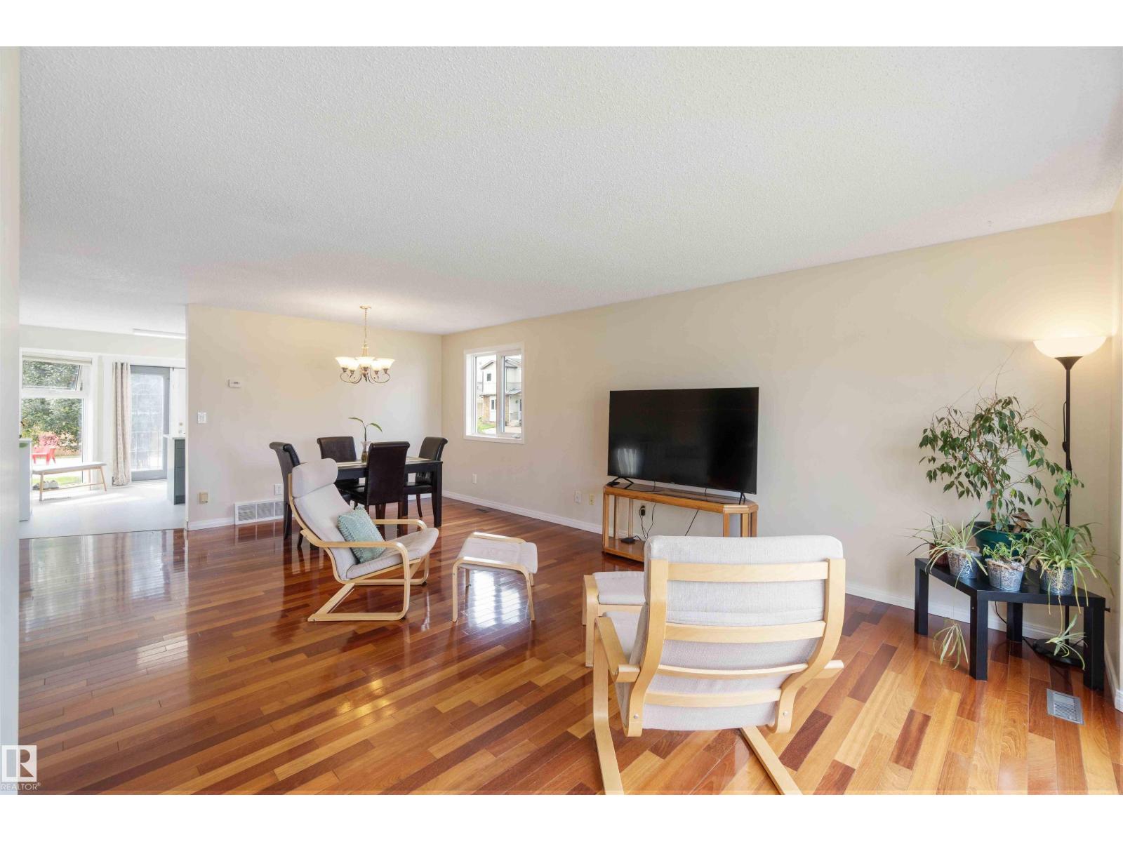 Photo 3 of 18519 57 Av Nw, Edmonton AB