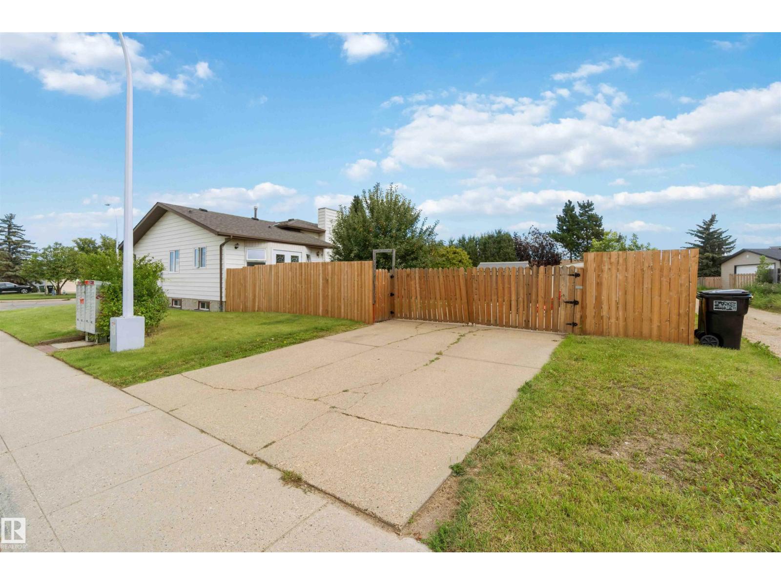 Photo 58 of 18519 57 Av Nw, Edmonton AB