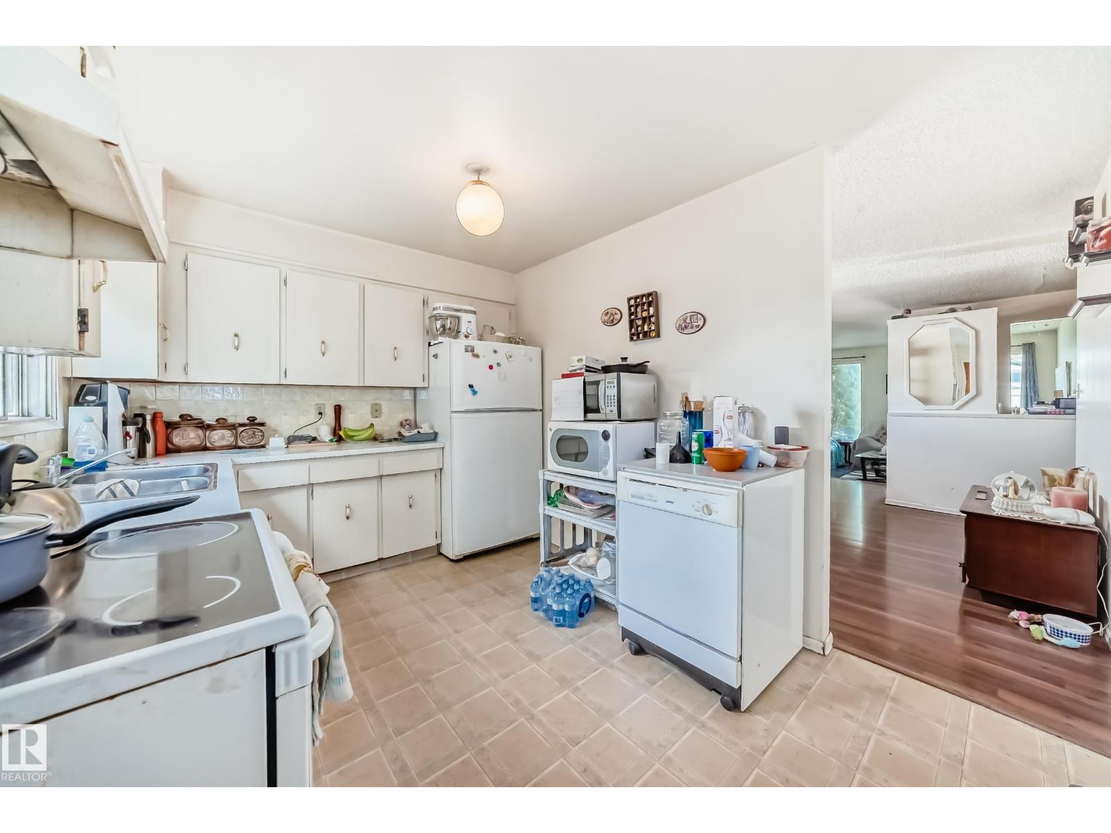 Photo 4 of 1720 49 A St Nw, Edmonton AB