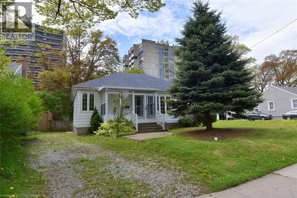 Photo 3 of 430 Queen Mary Drive, Oakville ON