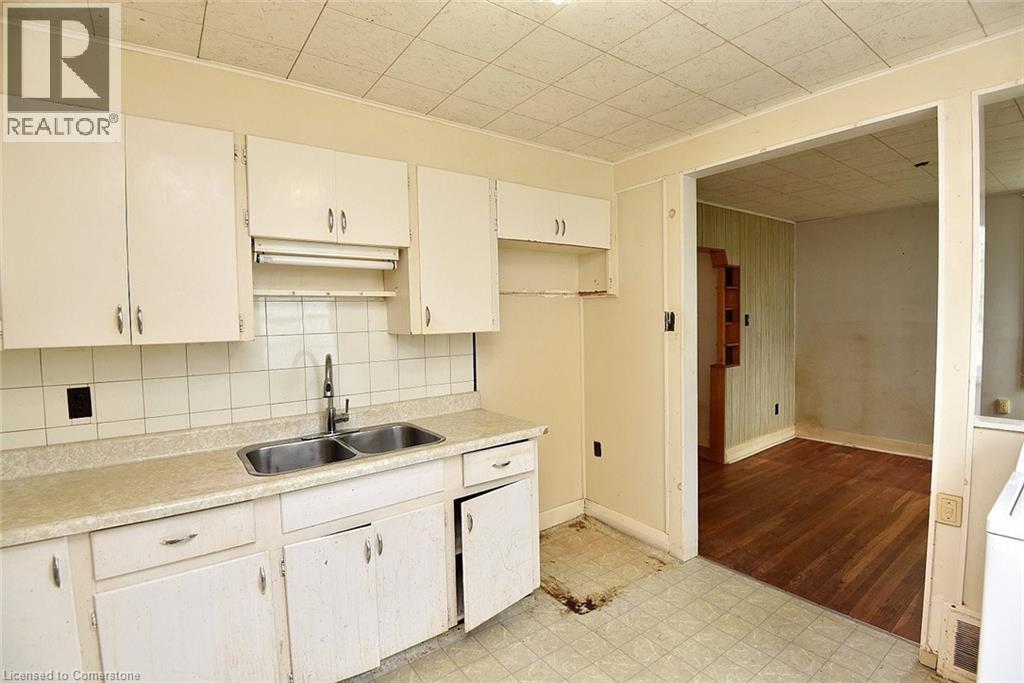 Photo 15 of 430 Queen Mary Drive, Oakville ON