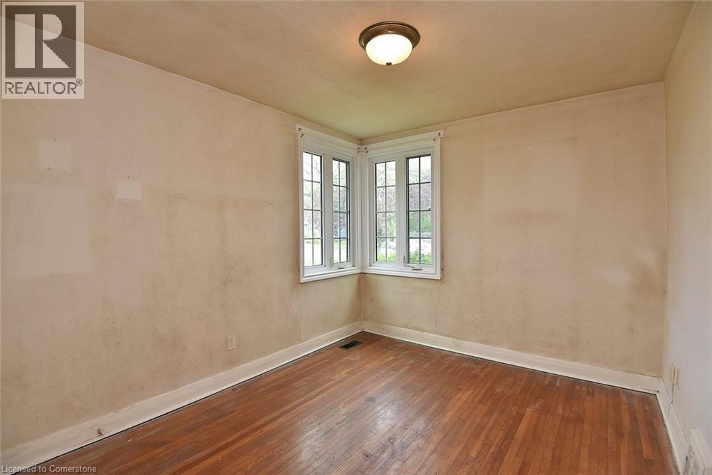 Photo 18 of 430 Queen Mary Drive, Oakville ON