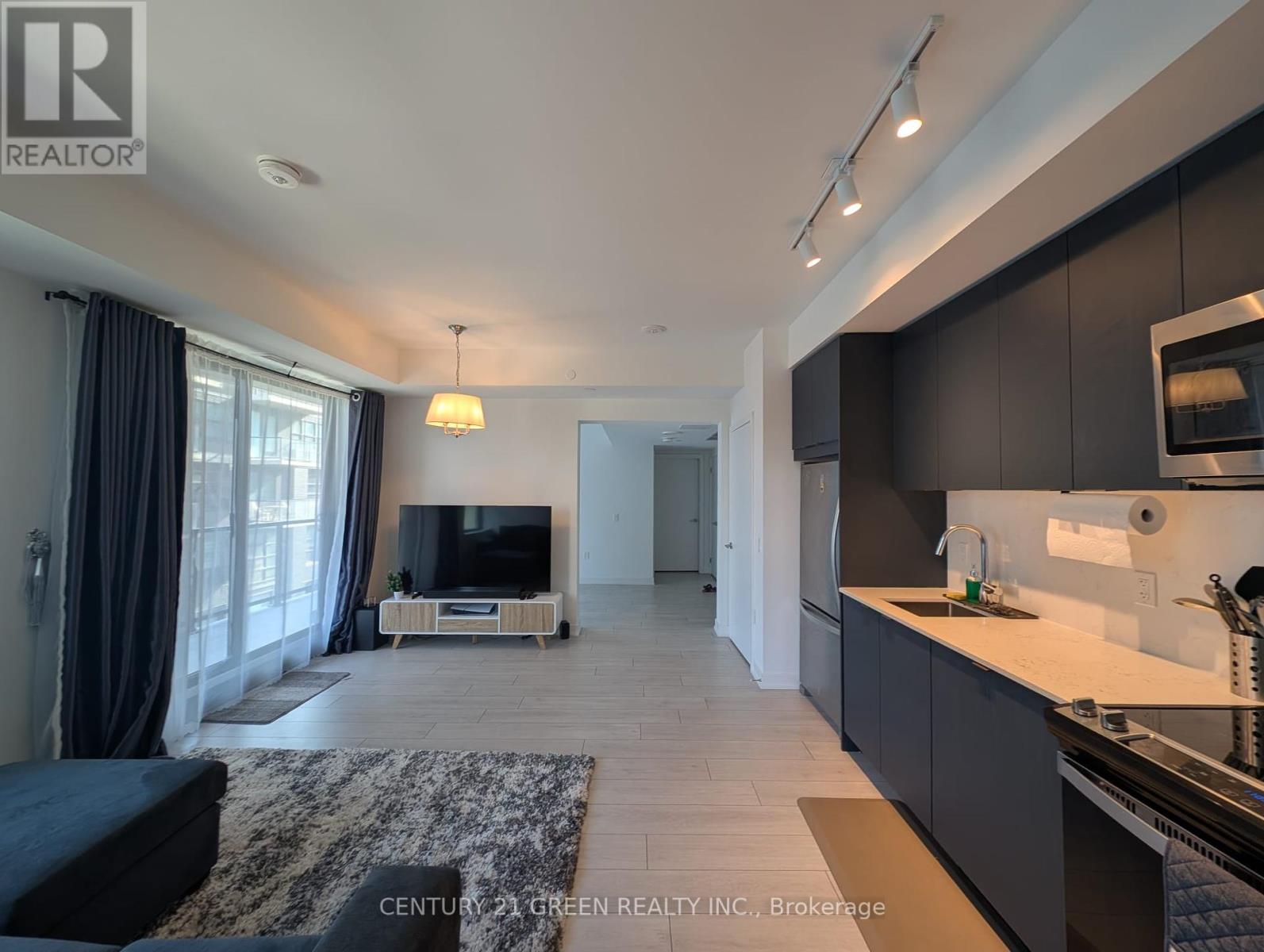 Photo 23 of 323 C 1612 Charles Street, Whitby ON