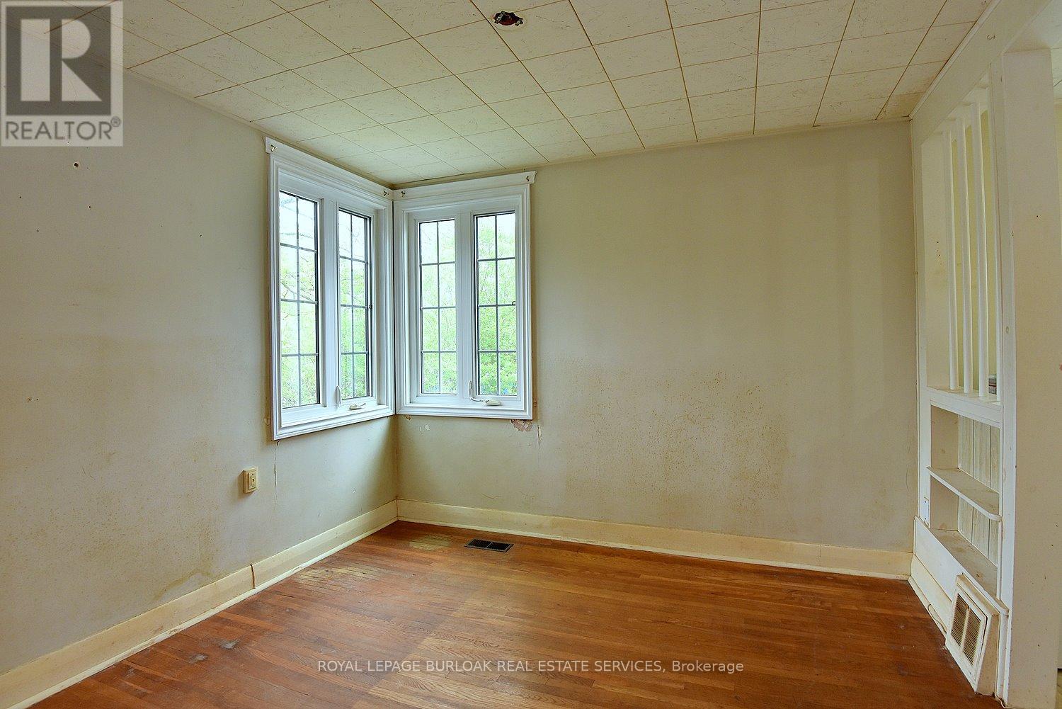 Photo 18 of 430 Queen Mary Drive, Oakville ON