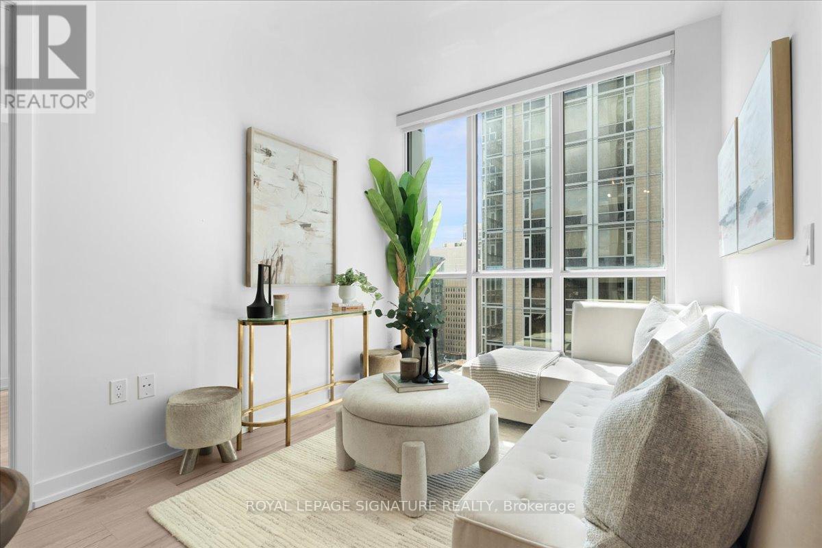 Photo 10 of 1402 1 Yorkville Avenue, Toronto ON