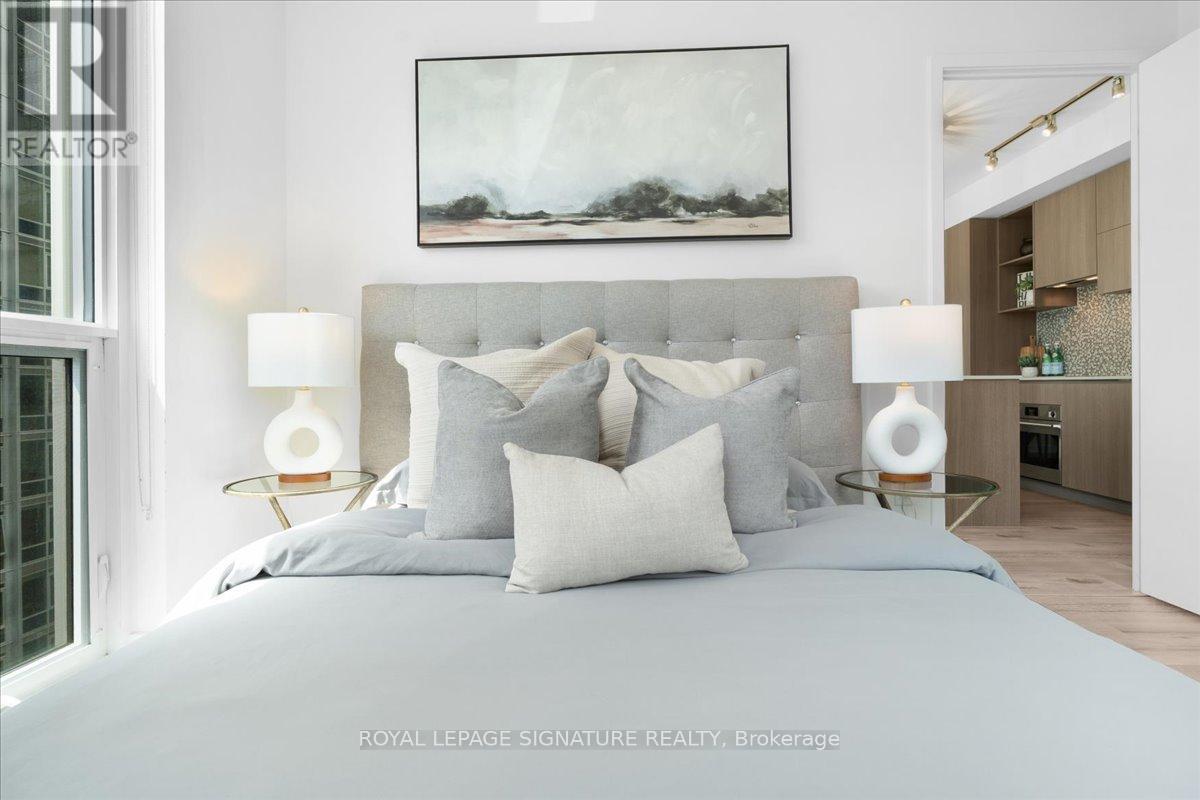 Photo 4 of 1402 1 Yorkville Avenue, Toronto ON
