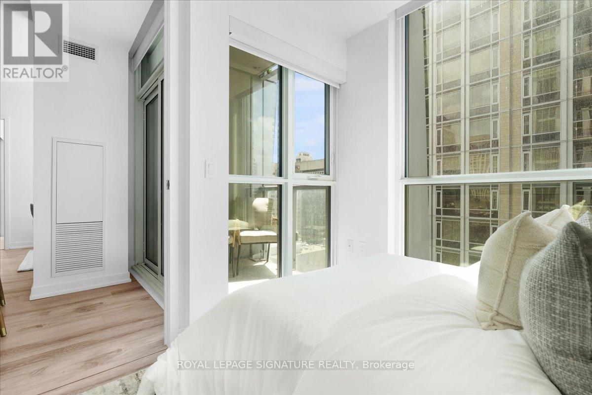 Photo 2 of 1402 1 Yorkville Avenue, Toronto ON