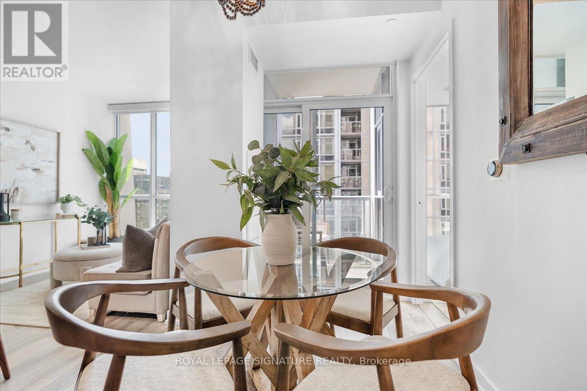Photo 13 of 1402 1 Yorkville Avenue, Toronto ON