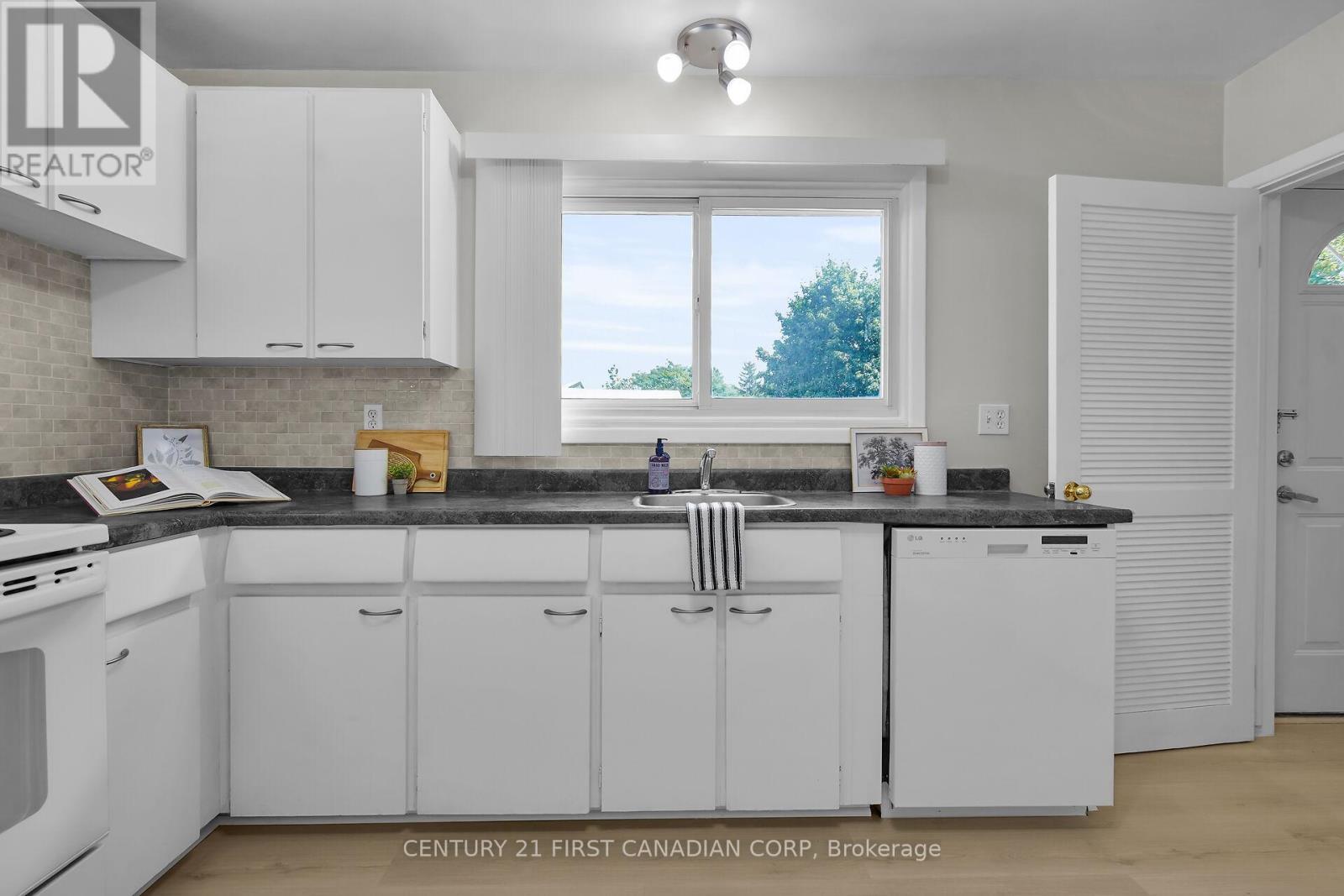 Photo 17 of 10 Frontenac Road, London South ON