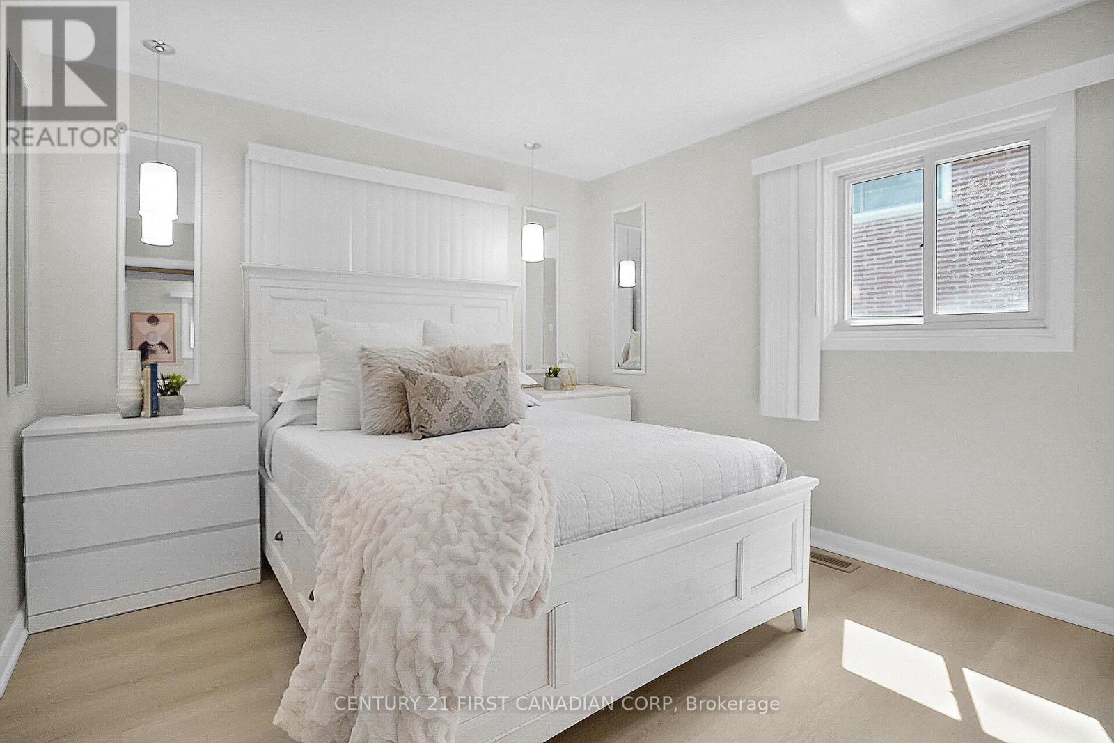 Photo 19 of 10 Frontenac Road, London South ON