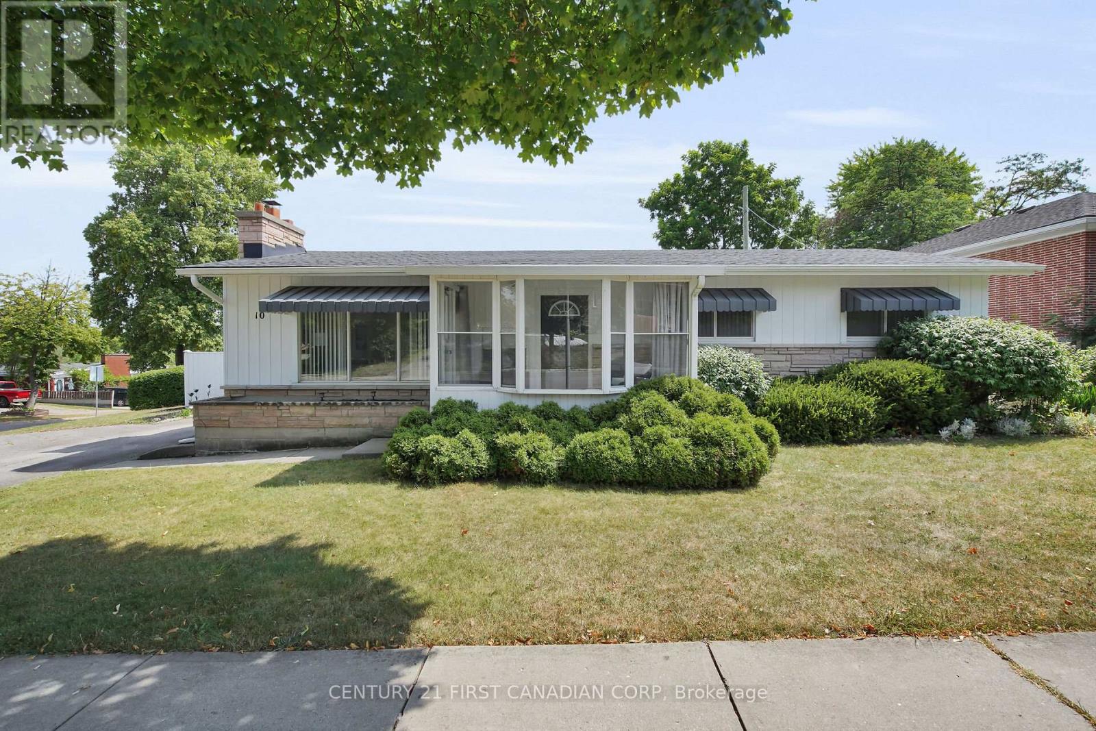 Photo 2 of 10 Frontenac Road, London South ON