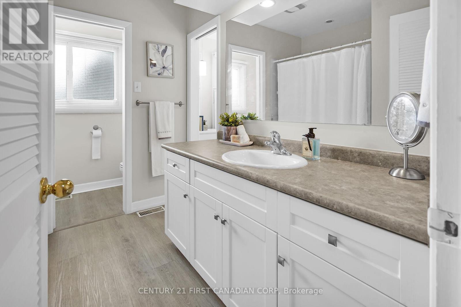 Photo 21 of 10 Frontenac Road, London South ON