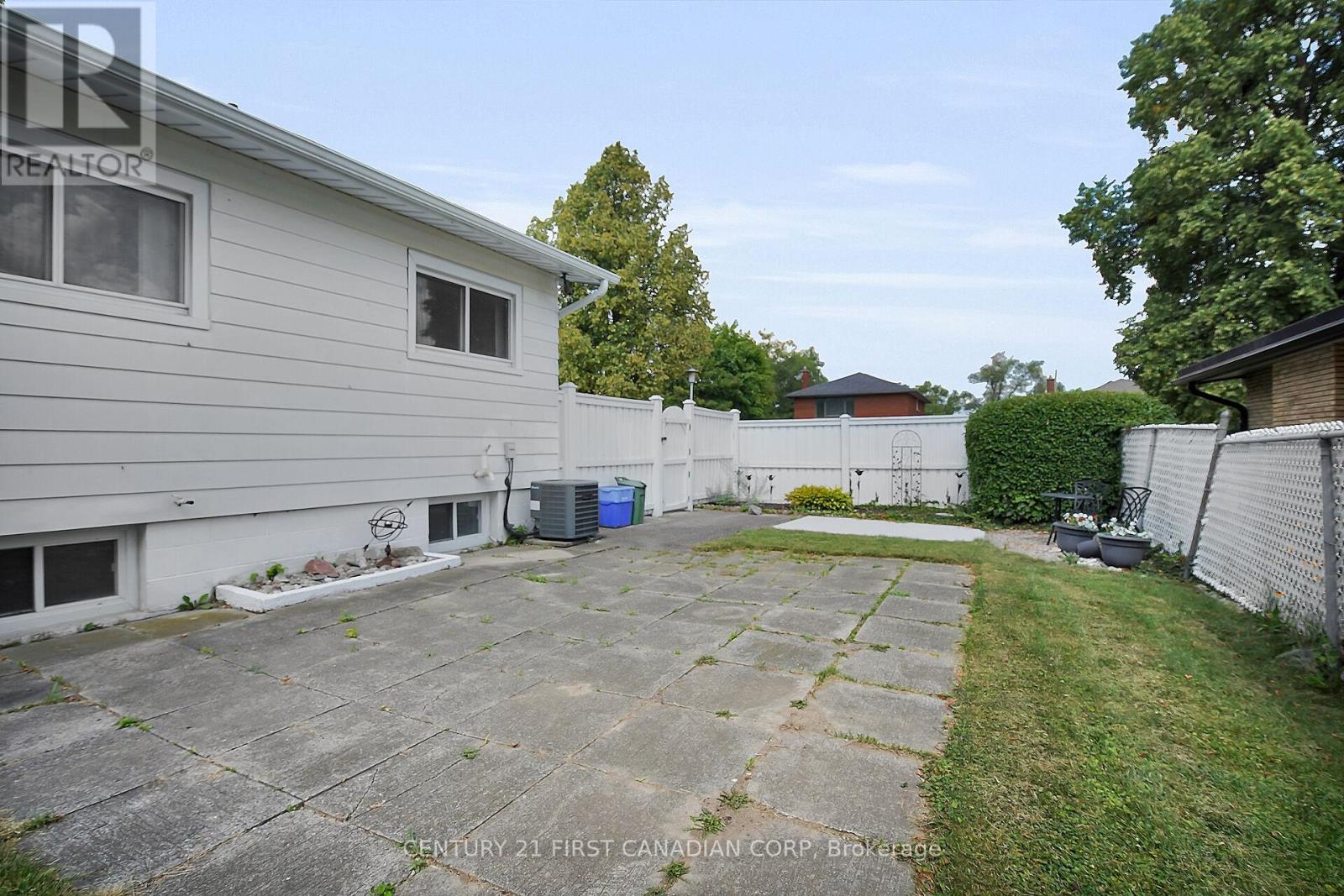 Photo 31 of 10 Frontenac Road, London South ON
