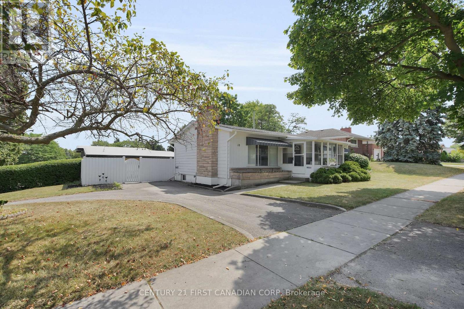 Photo 4 of 10 Frontenac Road, London South ON