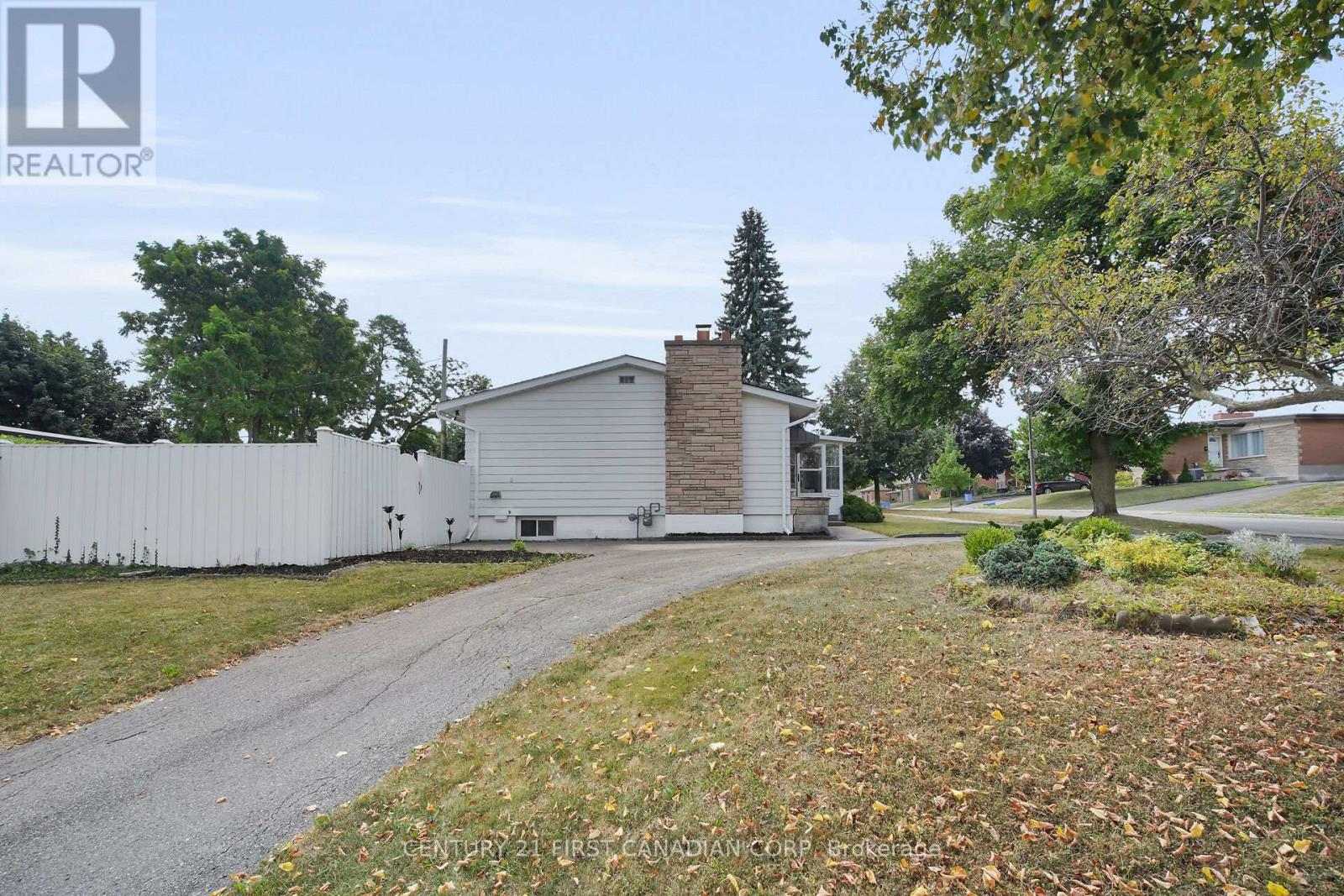 Photo 5 of 10 Frontenac Road, London South ON