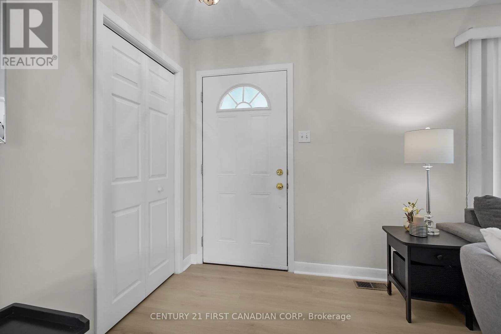 Photo 7 of 10 Frontenac Road, London South ON