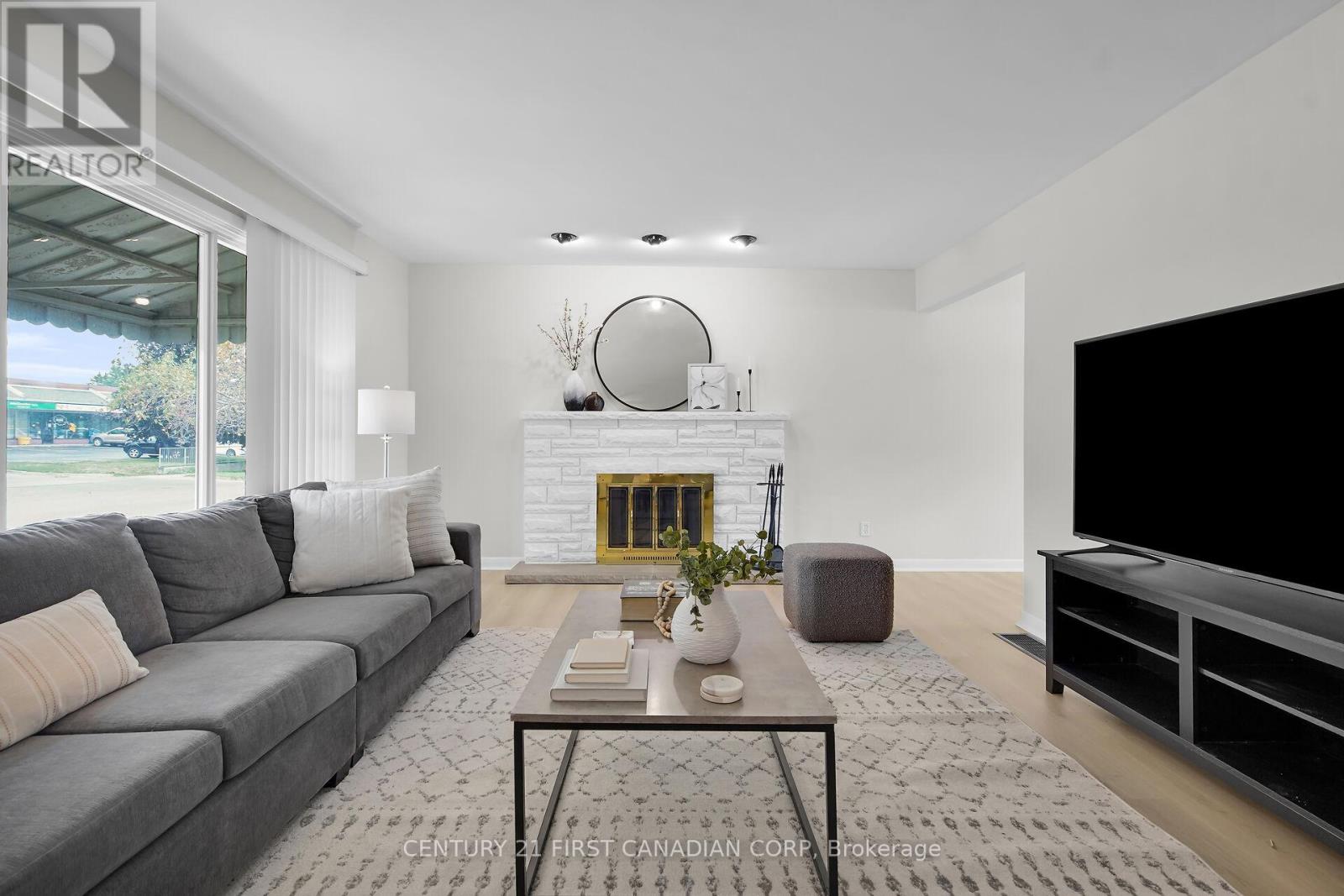 Photo 9 of 10 Frontenac Road, London South ON