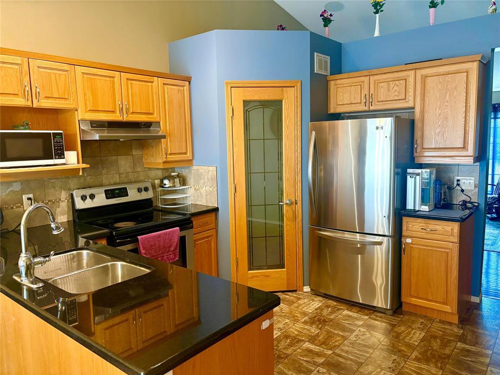 Photo 30 of 102 Filbert Crescent, Winnipeg MB