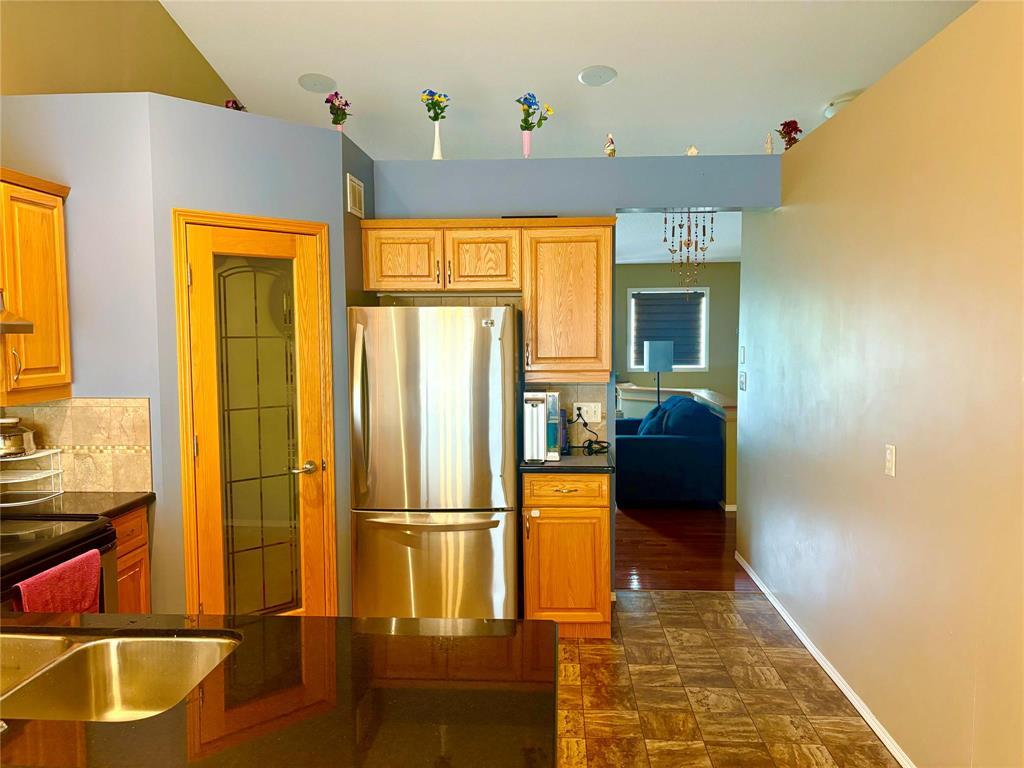Photo 21 of 102 Filbert Crescent, Winnipeg MB