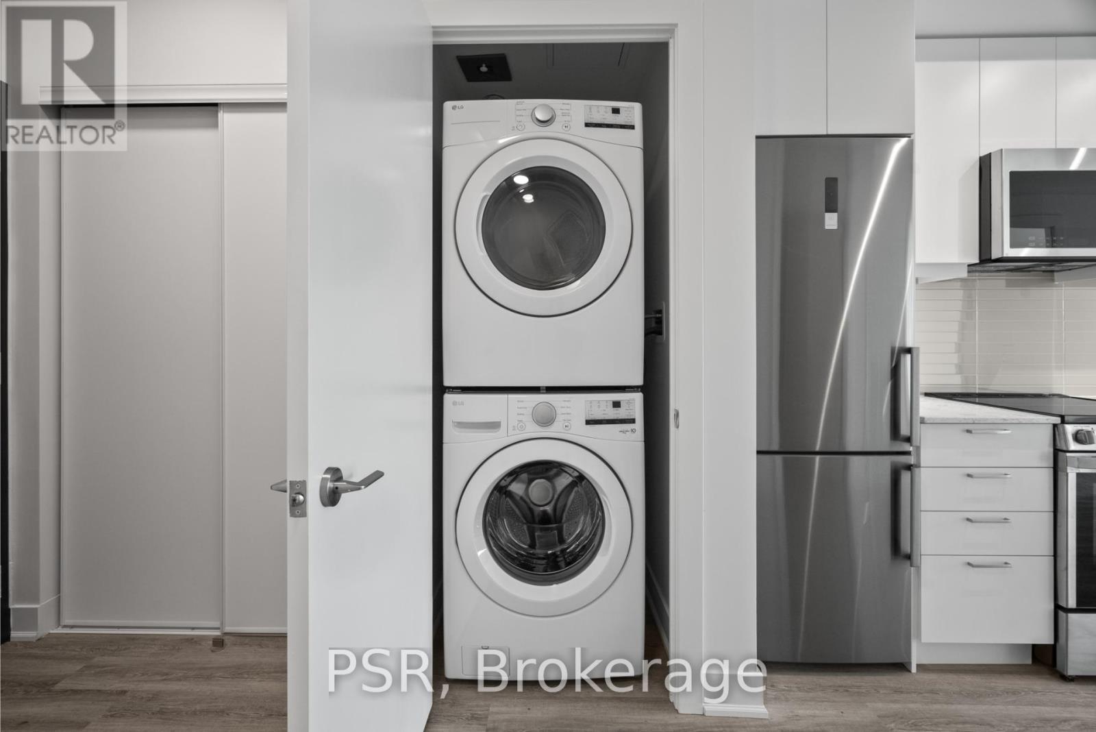 Photo 9 of 1002 200 Deerfield Road, Newmarket ON