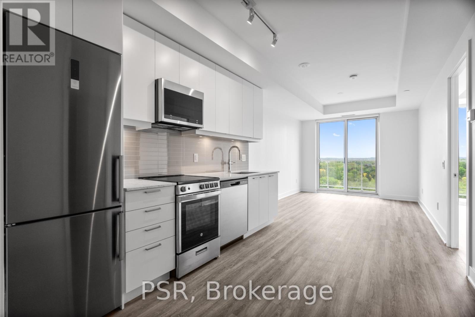 Photo 5 of 1002 200 Deerfield Road, Newmarket ON