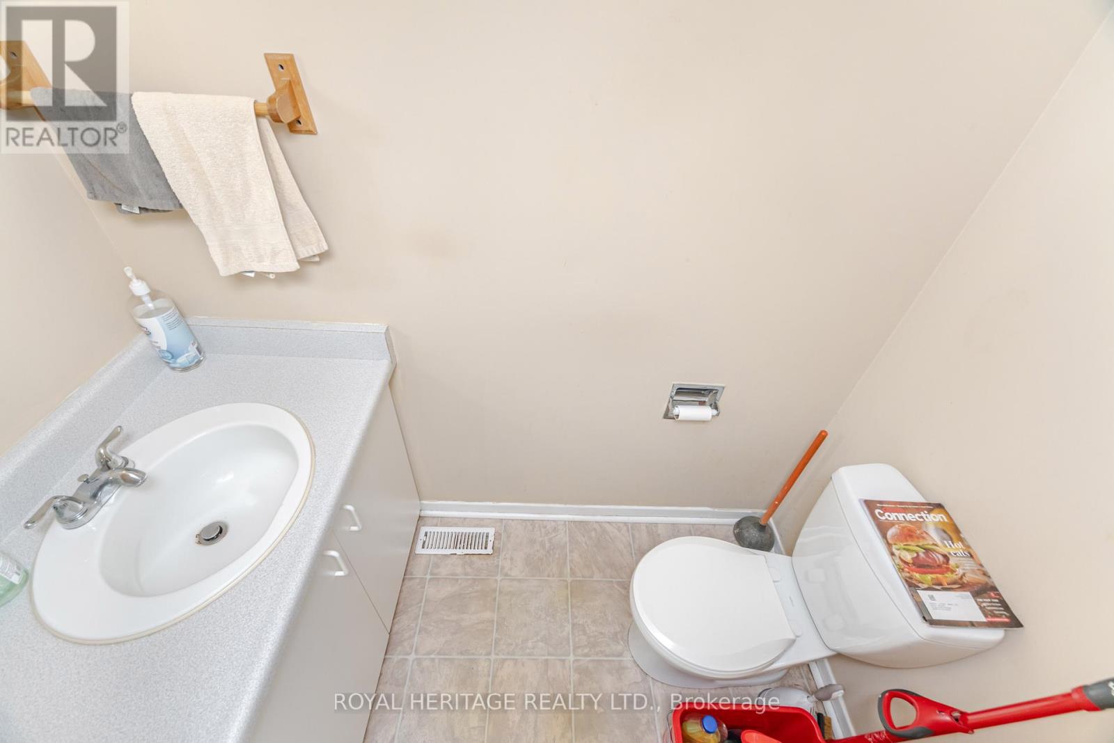 Photo 22 of 107 Guildford Crescent, Brampton ON