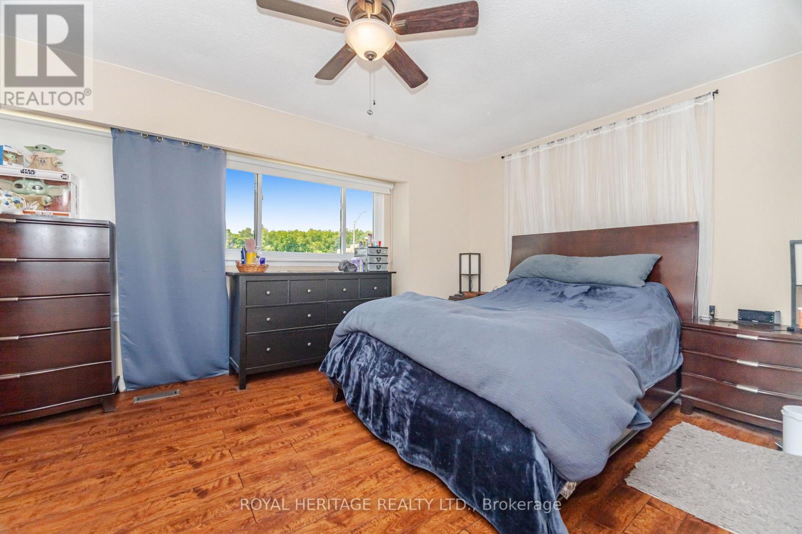 Photo 5 of 107 Guildford Crescent, Brampton ON