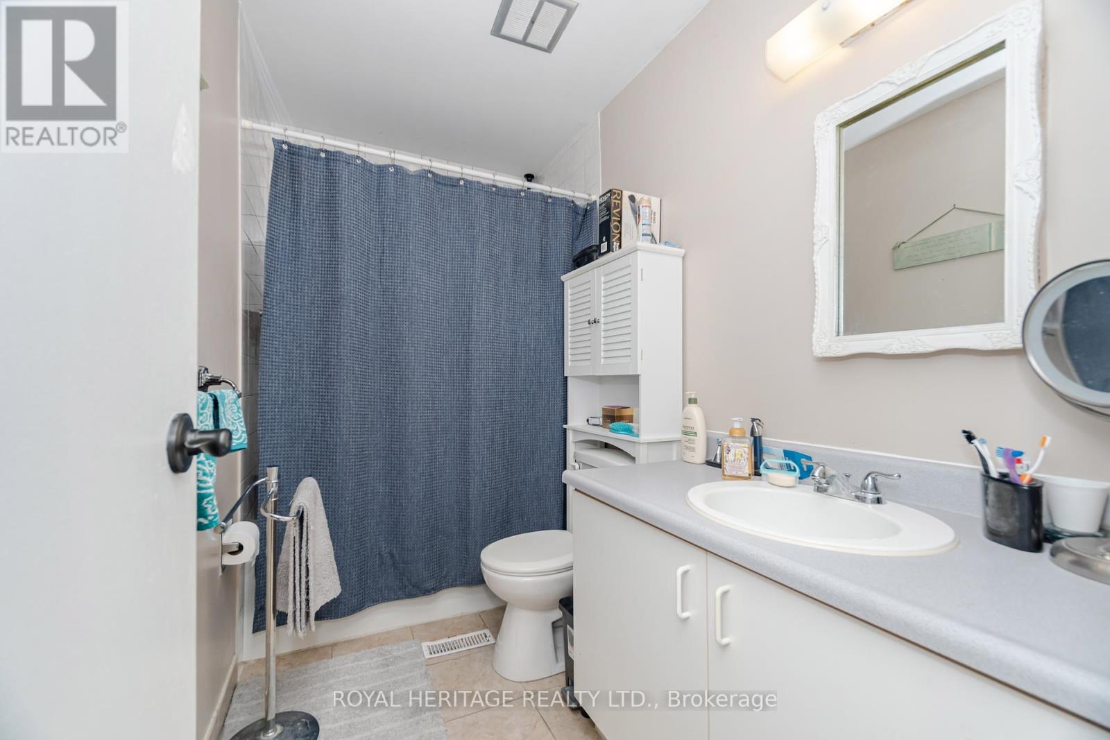 Photo 18 of 107 Guildford Crescent, Brampton ON