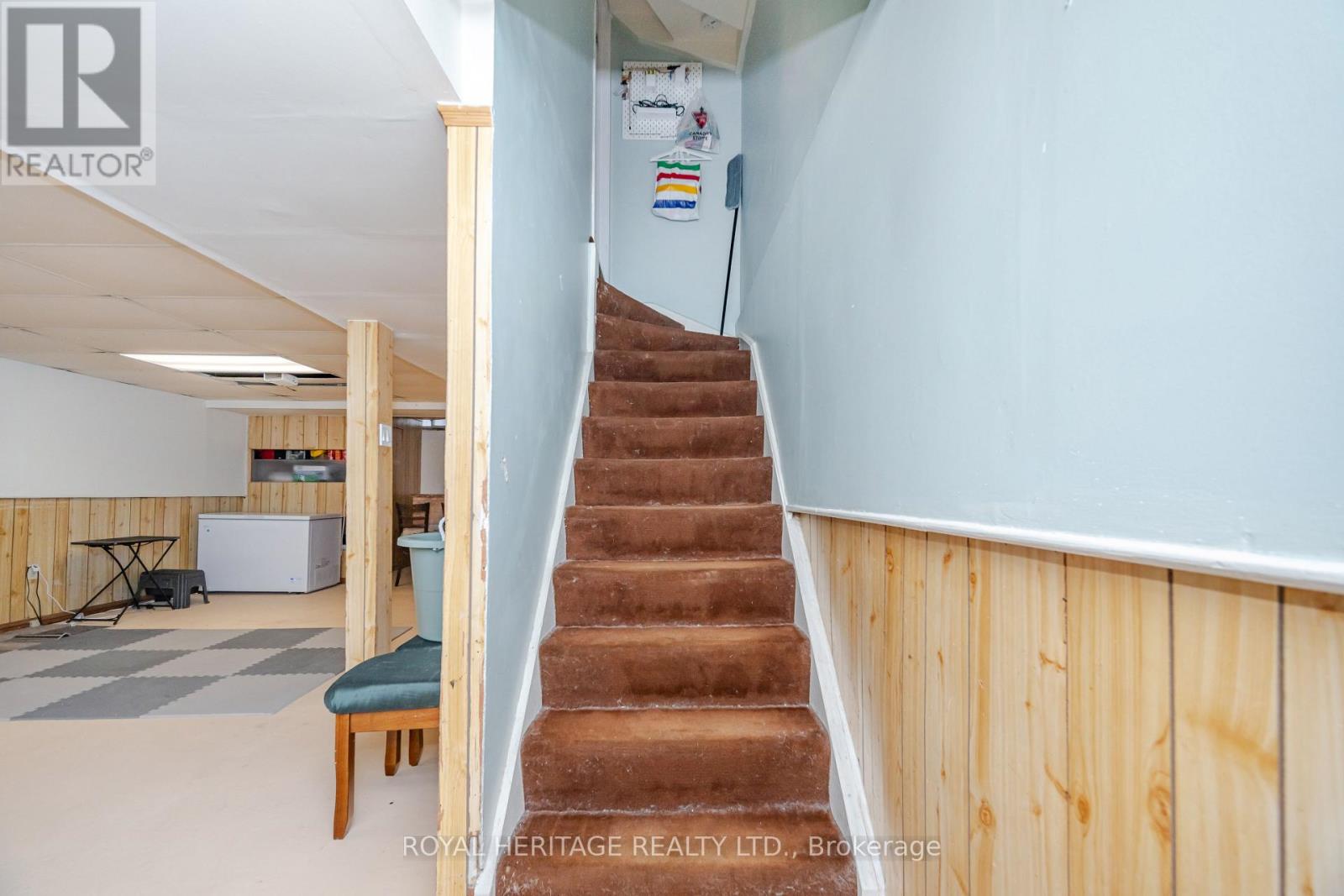 Photo 17 of 107 Guildford Crescent, Brampton ON
