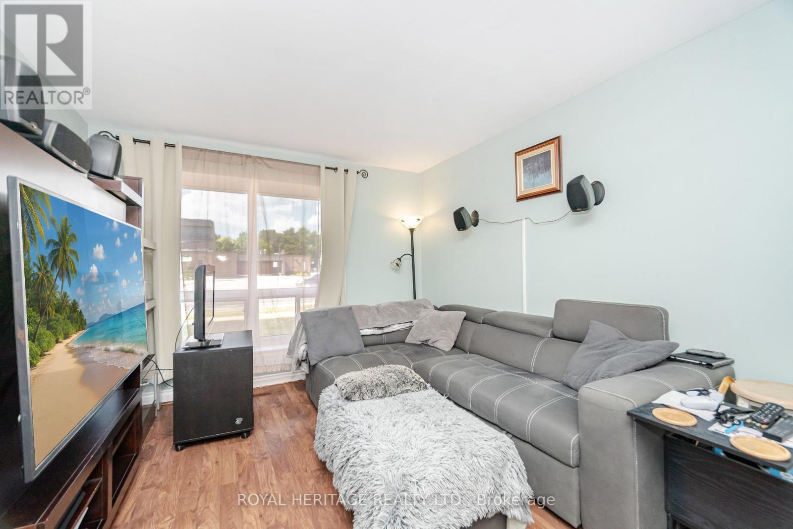 Photo 13 of 107 Guildford Crescent, Brampton ON