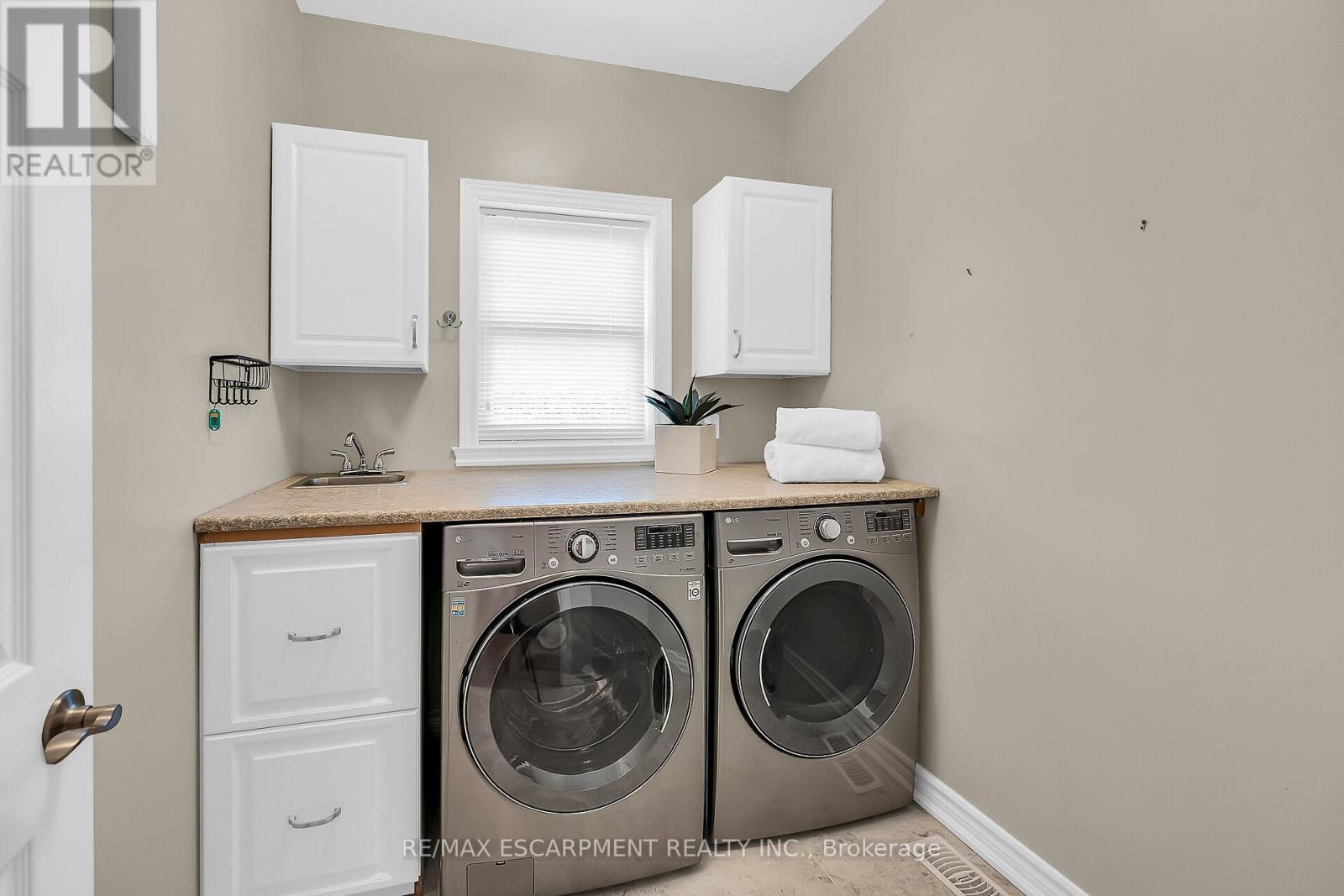Photo 19 of 186 Donjon Boulevard, Norfolk ON