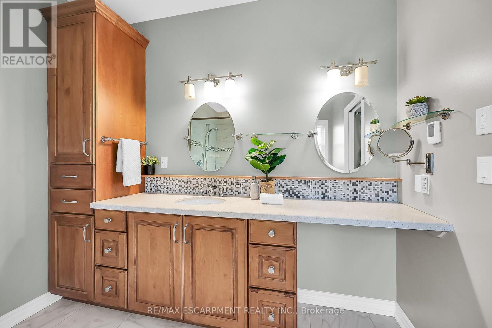 Photo 33 of 186 Donjon Boulevard, Norfolk ON