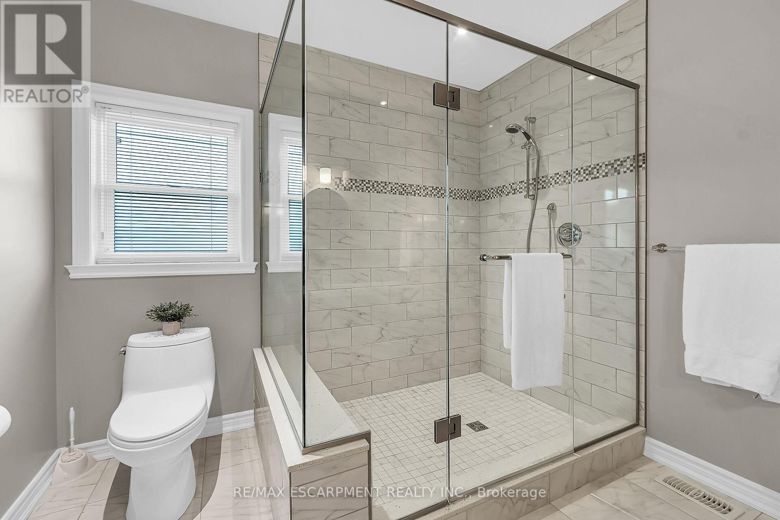 Photo 15 of 186 Donjon Boulevard, Norfolk ON
