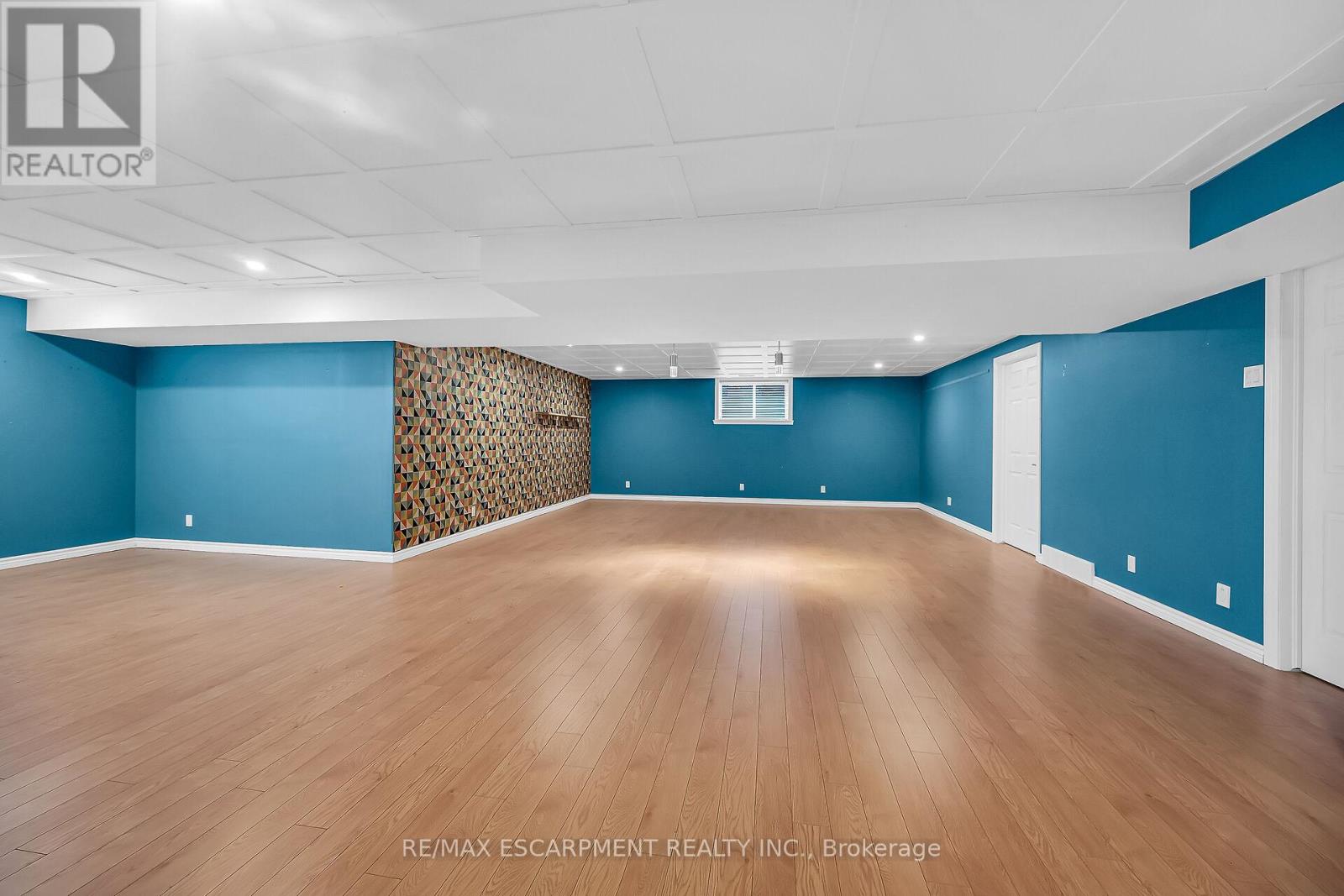 Photo 31 of 186 Donjon Boulevard, Norfolk ON