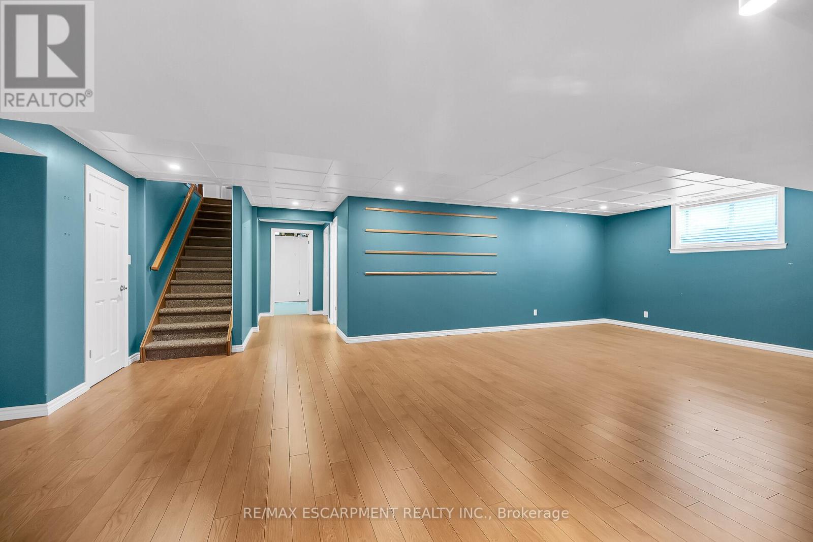 Photo 9 of 186 Donjon Boulevard, Norfolk ON