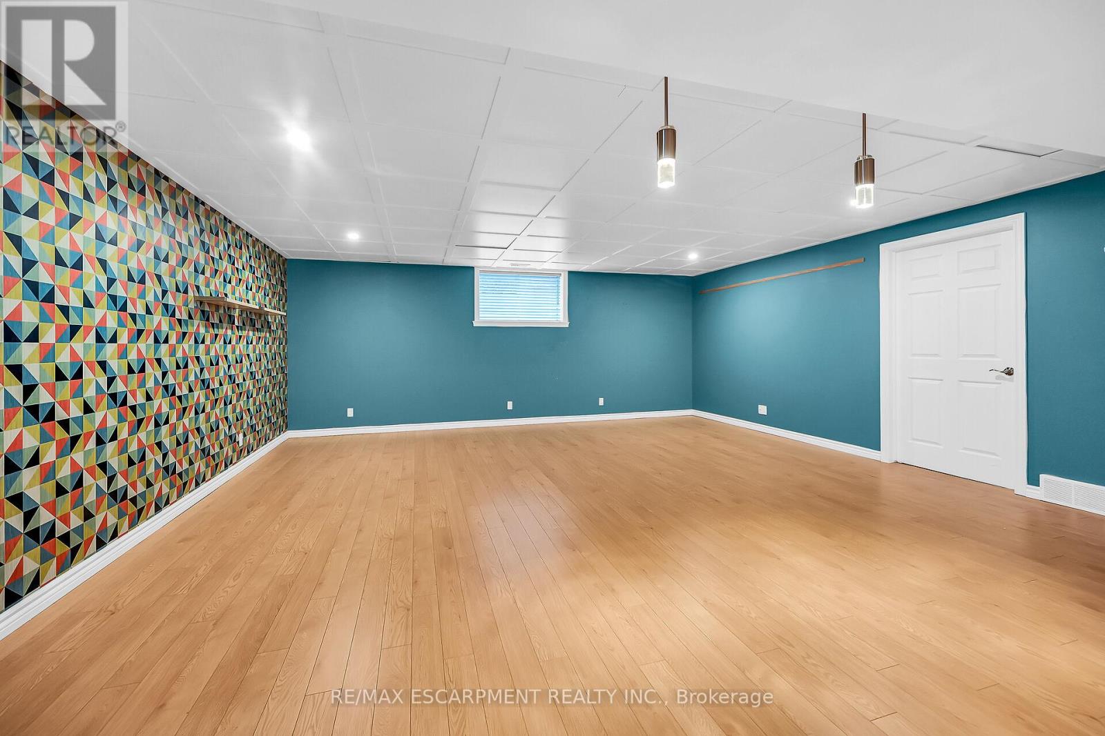 Photo 10 of 186 Donjon Boulevard, Norfolk ON