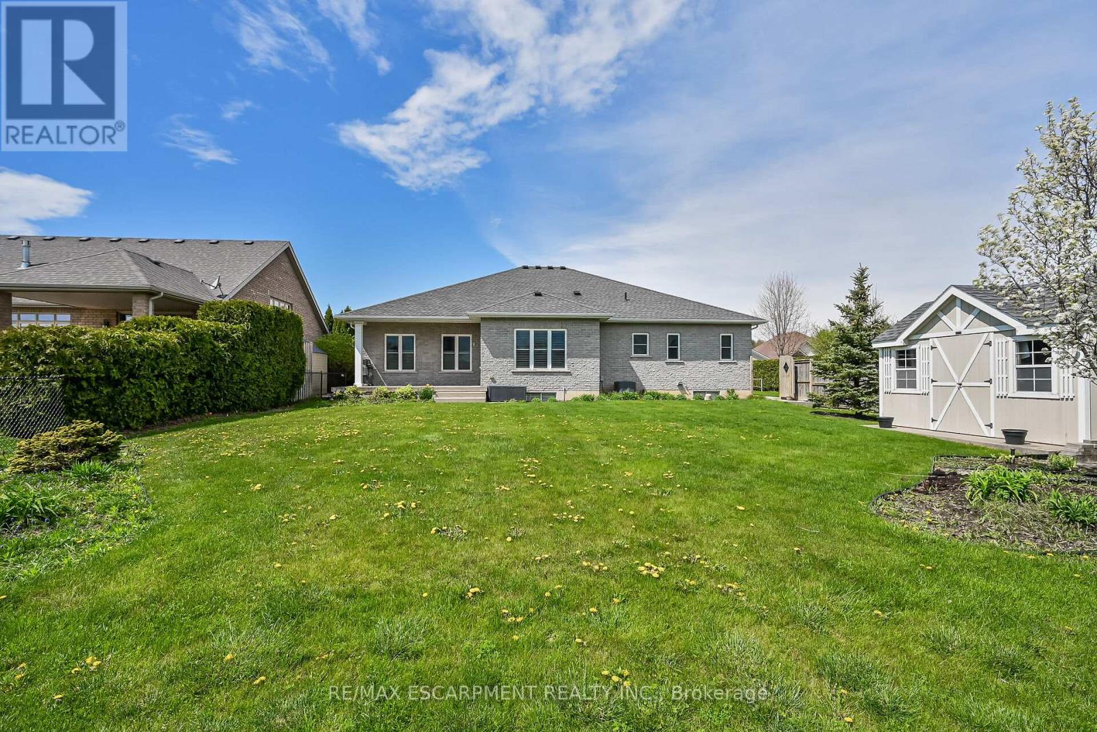 Photo 37 of 186 Donjon Boulevard, Norfolk ON