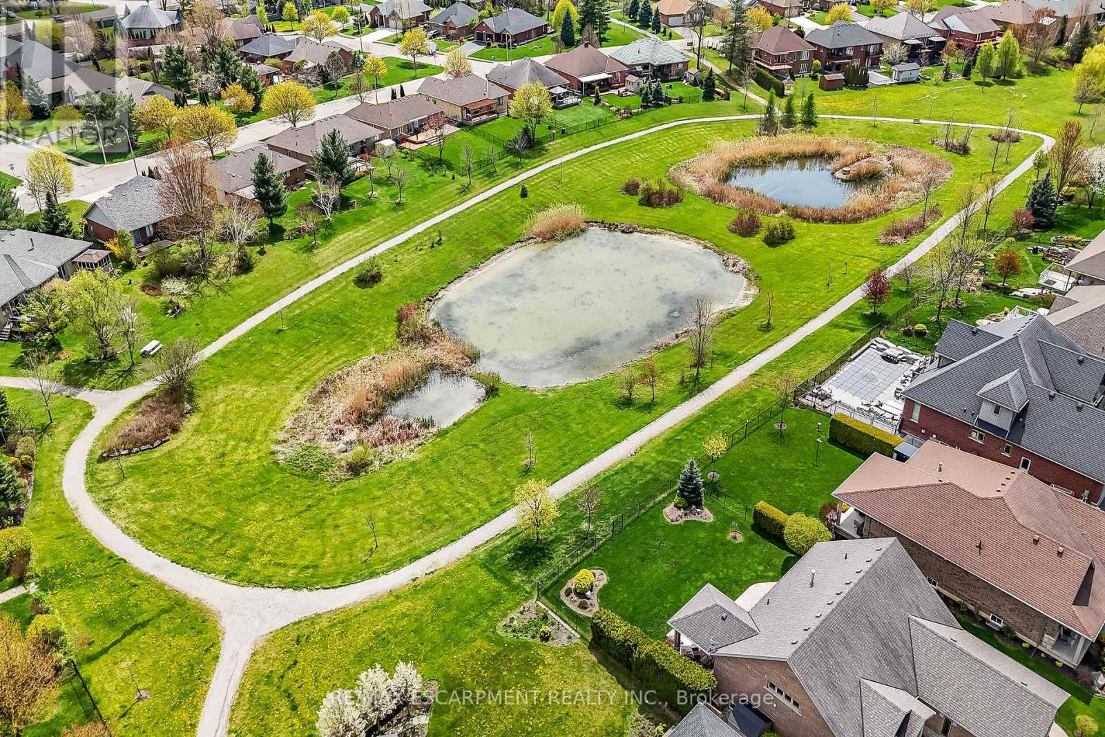 Photo 40 of 186 Donjon Boulevard, Norfolk ON