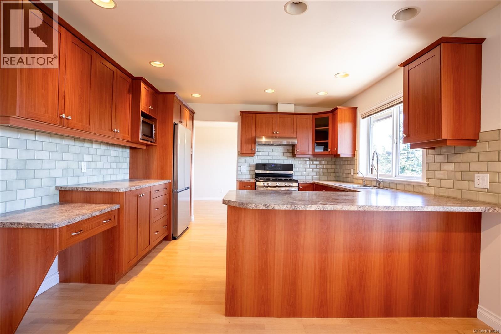 Photo 11 of 2562 Crystalview Dr, Langford BC