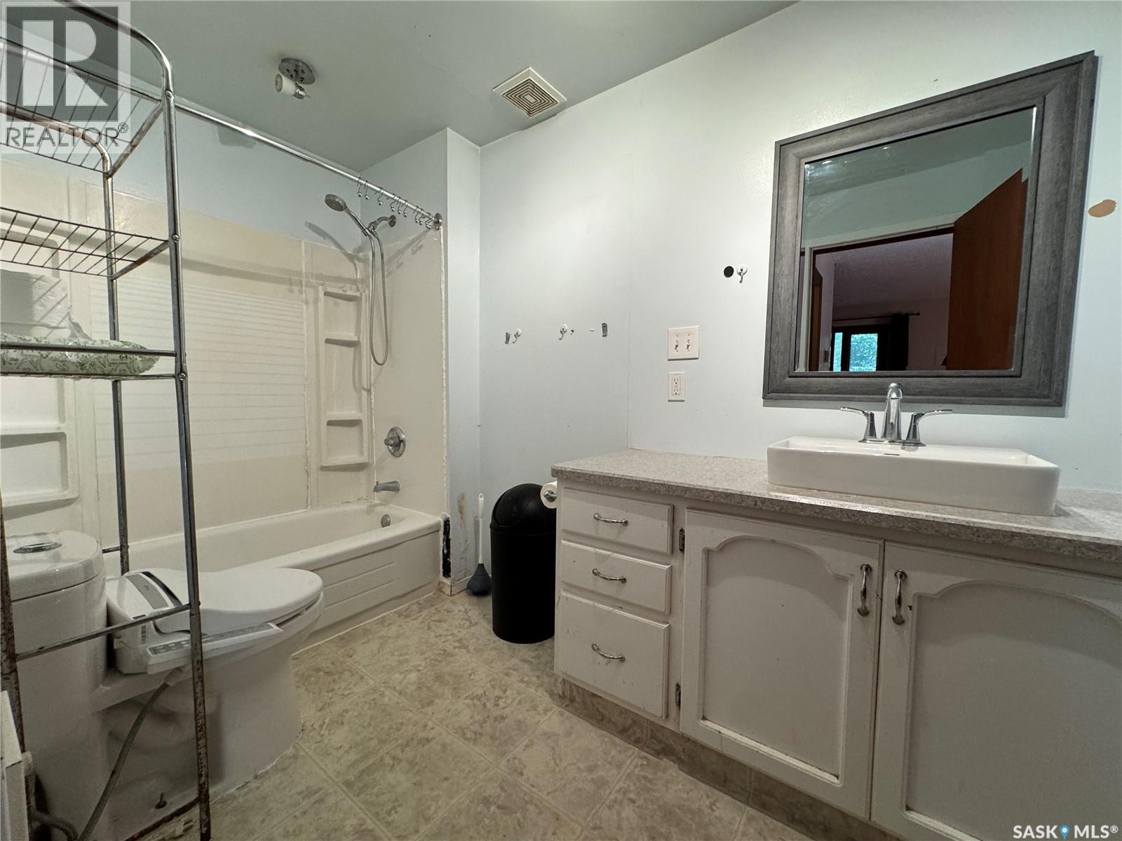 Photo 4 of 470 Macmurchy Avenue, Regina Beach SK