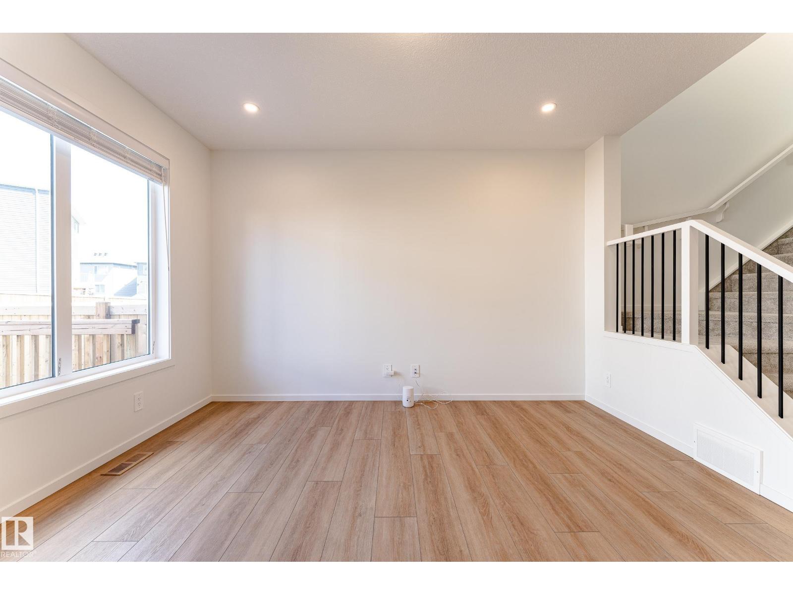 Photo 2 of 20618 19 A Av Nw, Edmonton AB