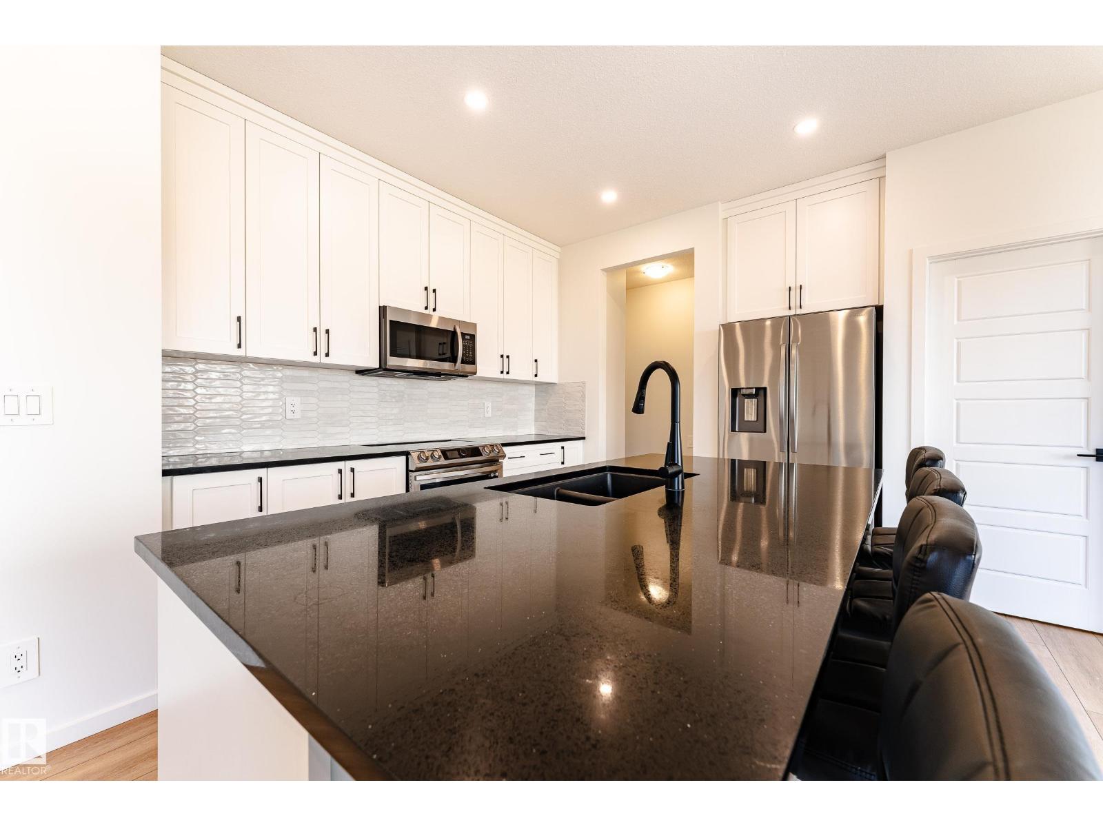 Photo 5 of 20618 19 A Av Nw, Edmonton AB